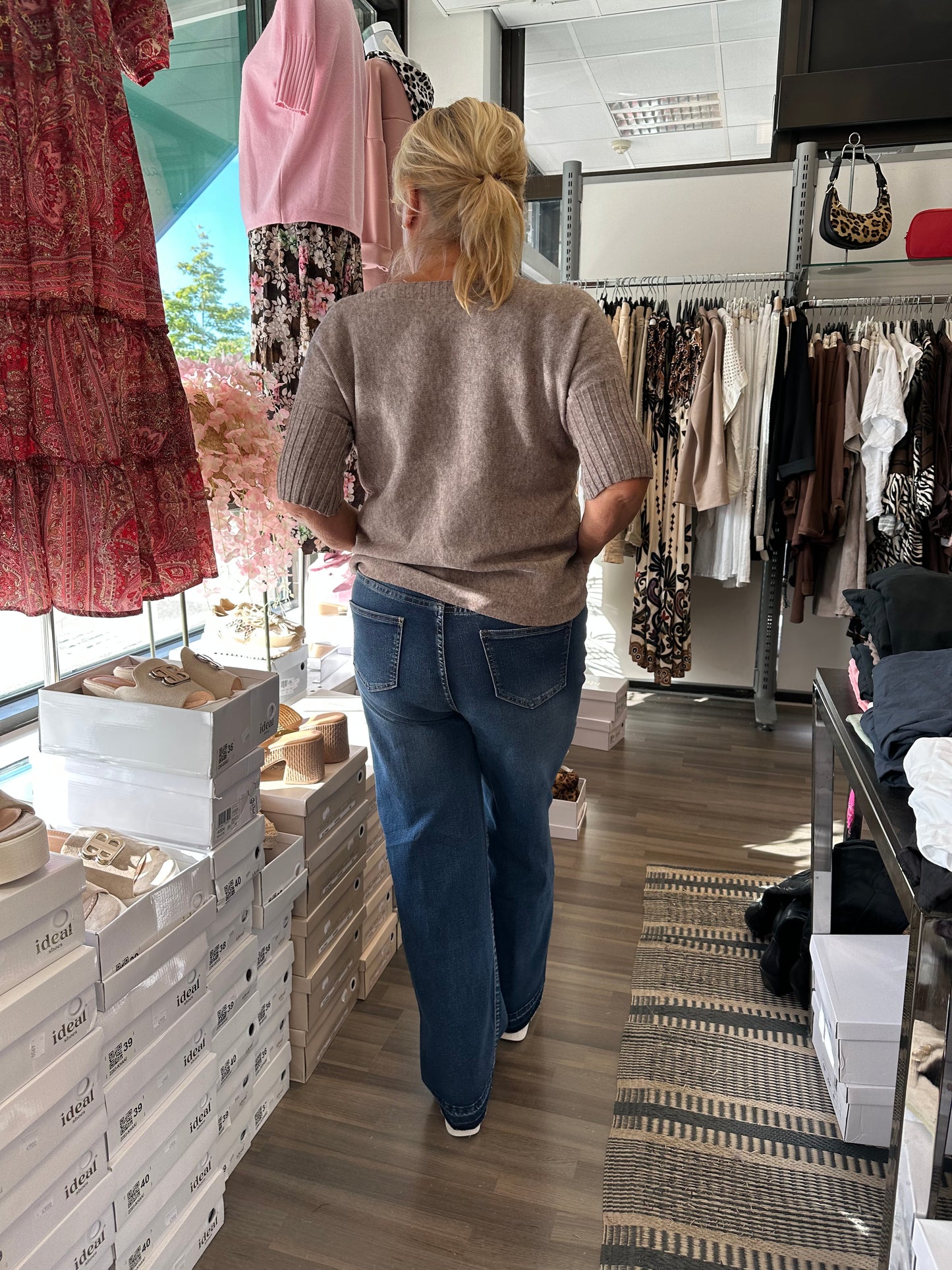 Leveälahkeinen farkku rispatuilla lahkeilla