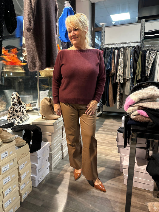 Suoralahkeiset keinonahkahousut konjakki