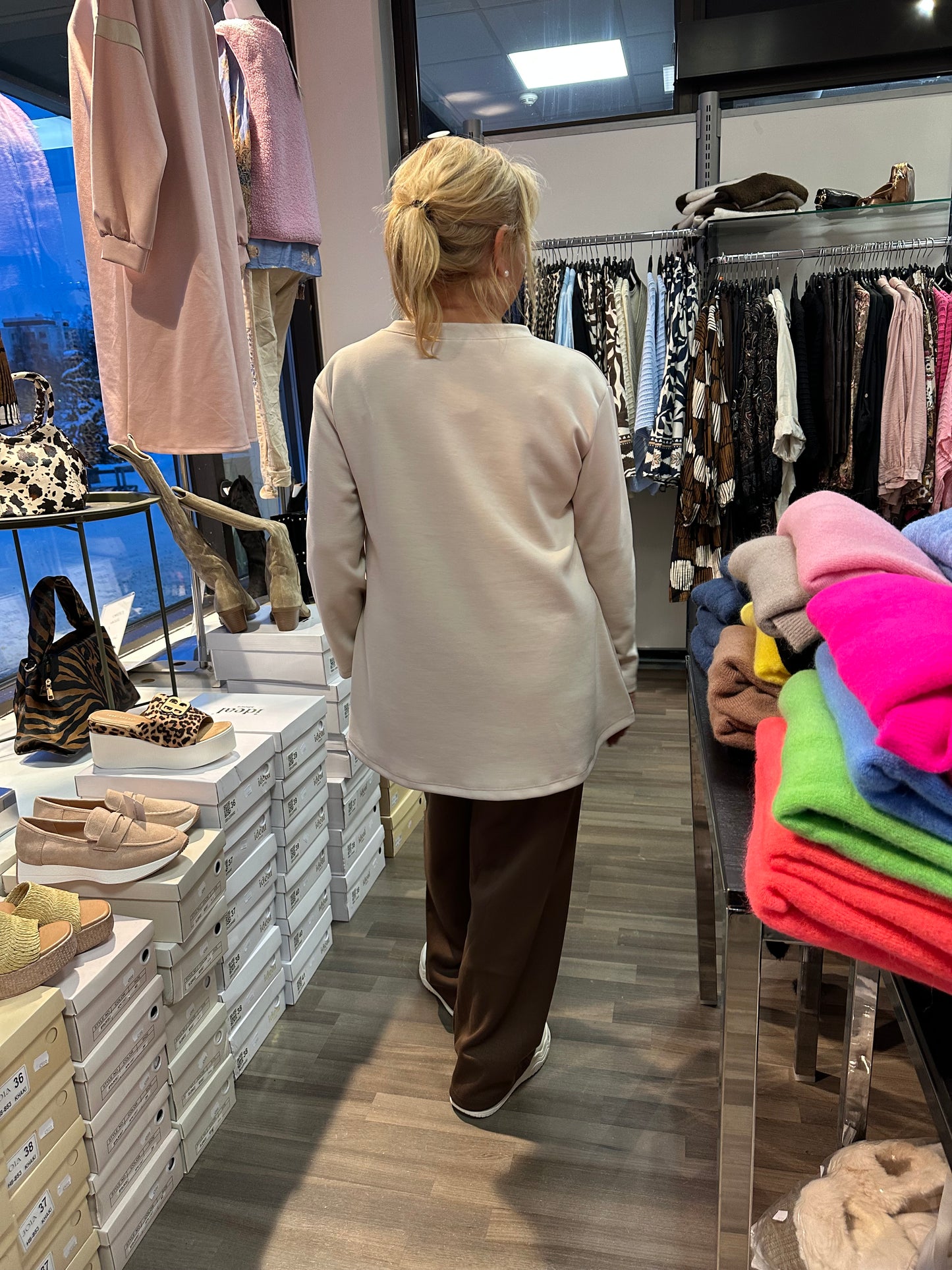 College pusero pikku Mikki beessi