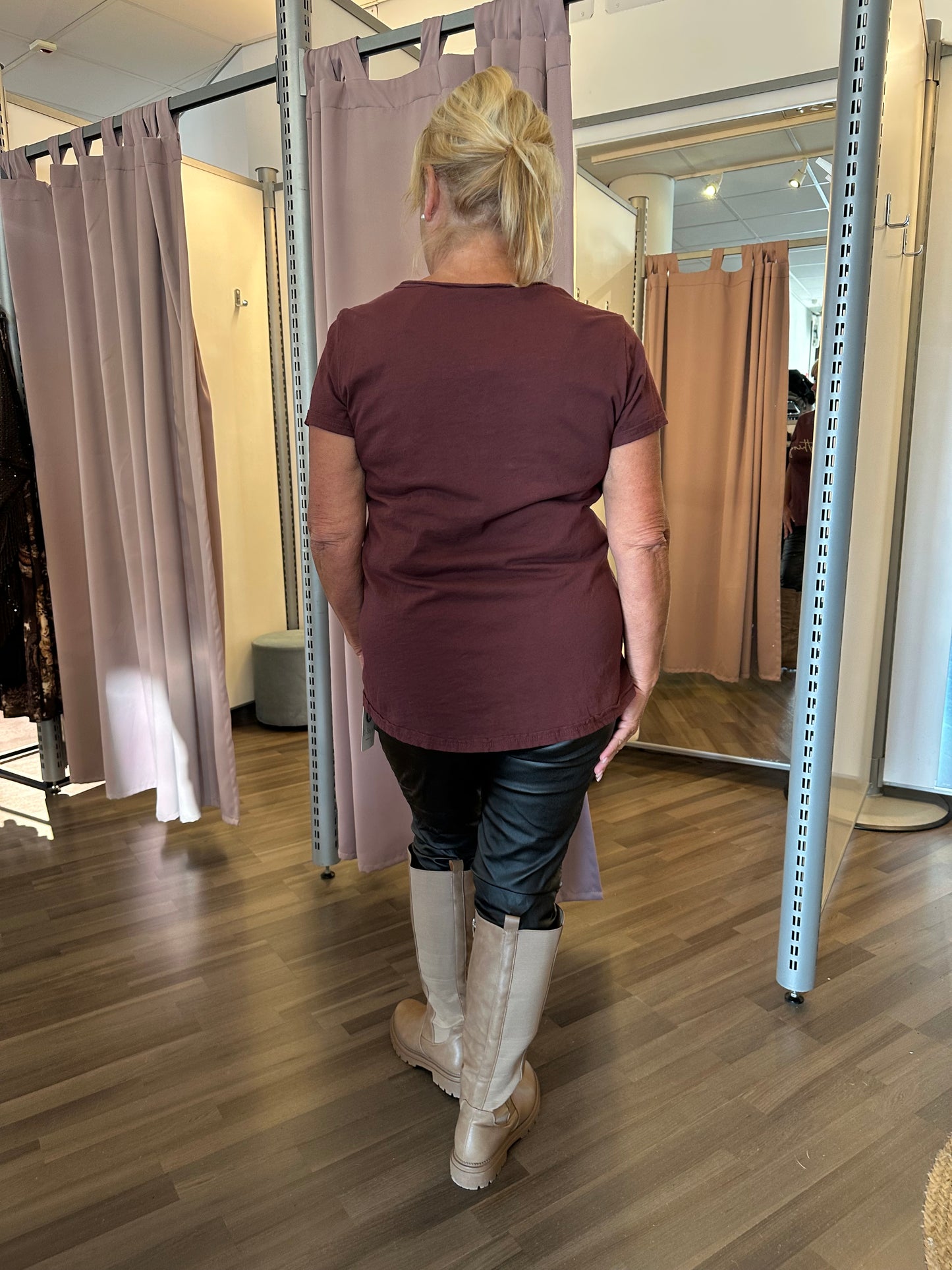 T-paita viininpunainen