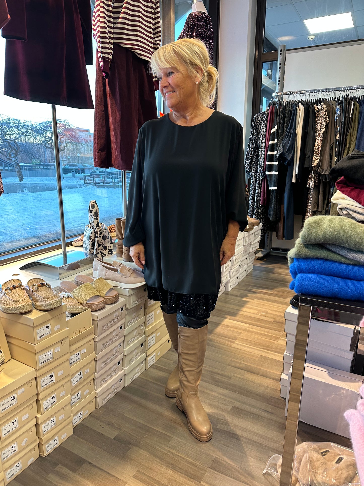 Plussize sifonkitunika paljettihelmalla