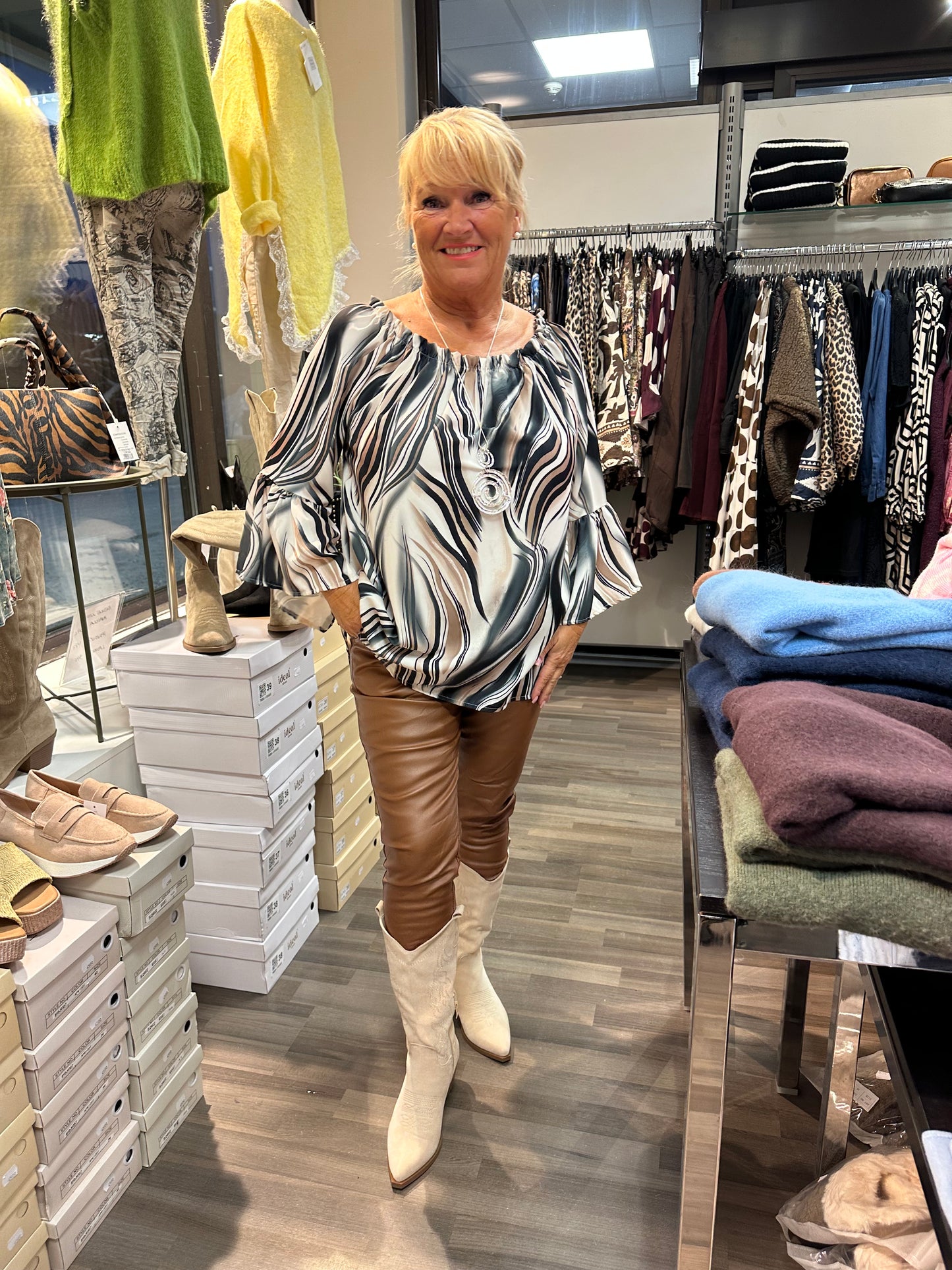 Frillahihainen pusero musta