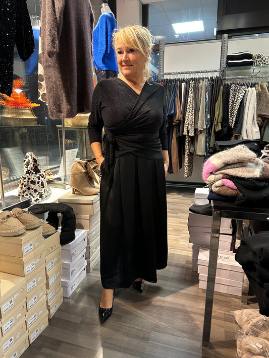 Metallinhohtoinen pusero musta