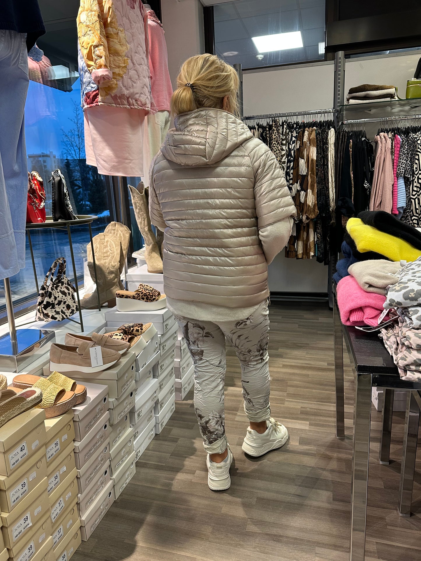 Kevyt toppaliivi beessi ja musta