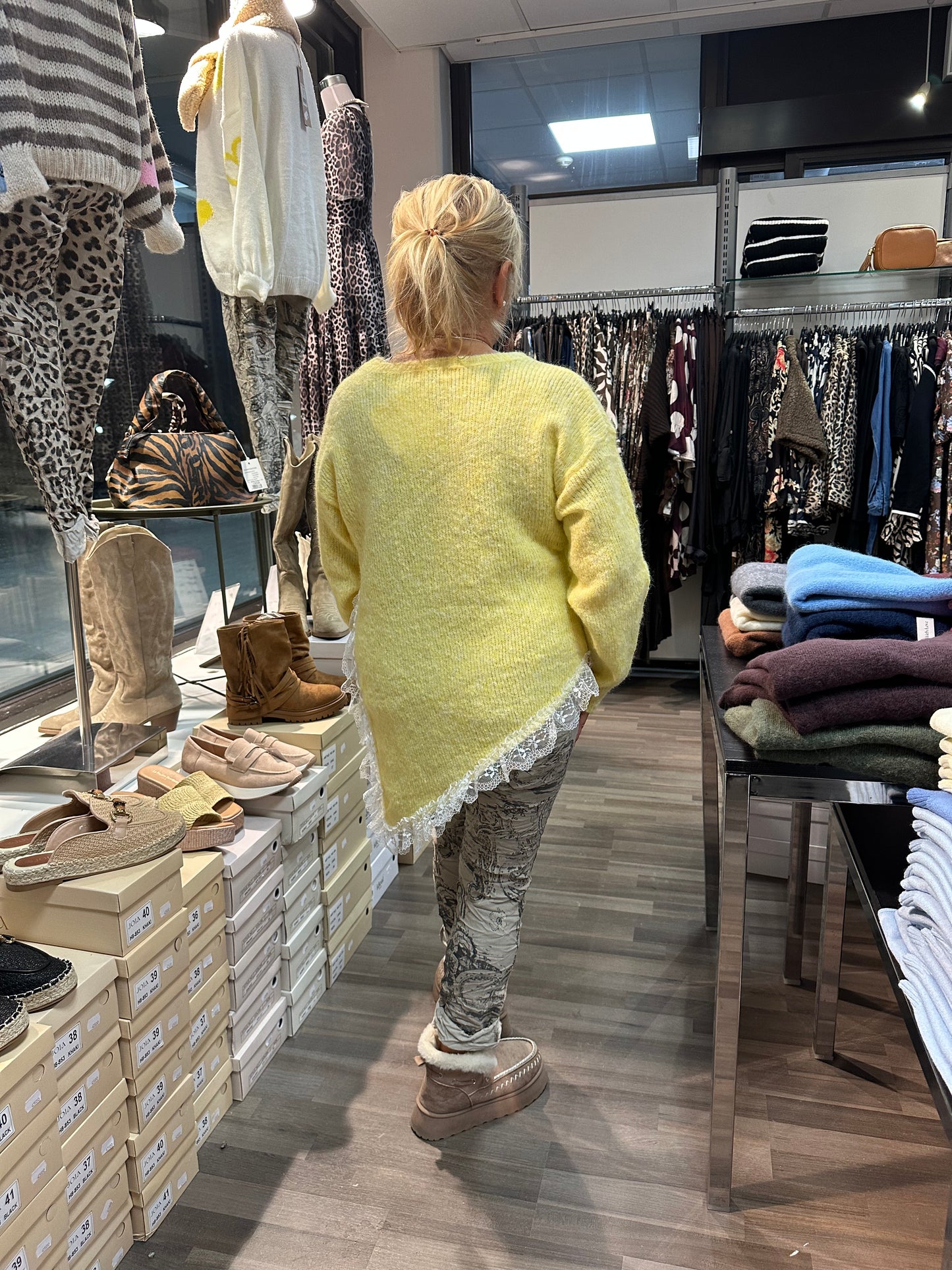 Neulepusero epäsymmetrisellä pitsihelmalla keltainen