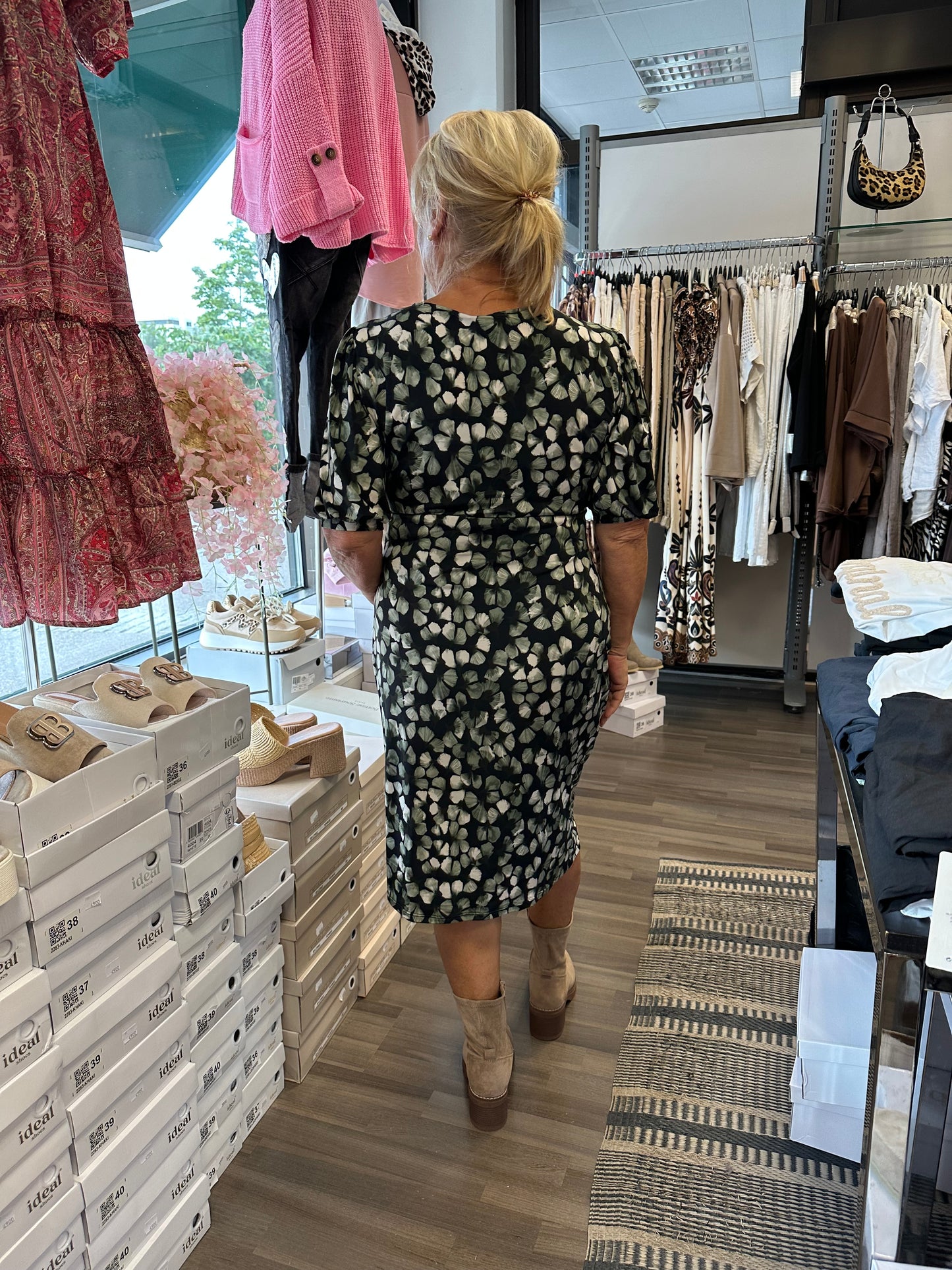 Liukaspintainen mekko Rosy