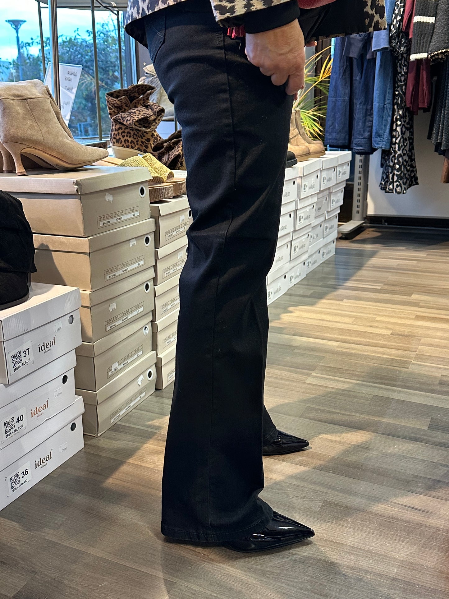 Leveälahkeinen farkku Laura