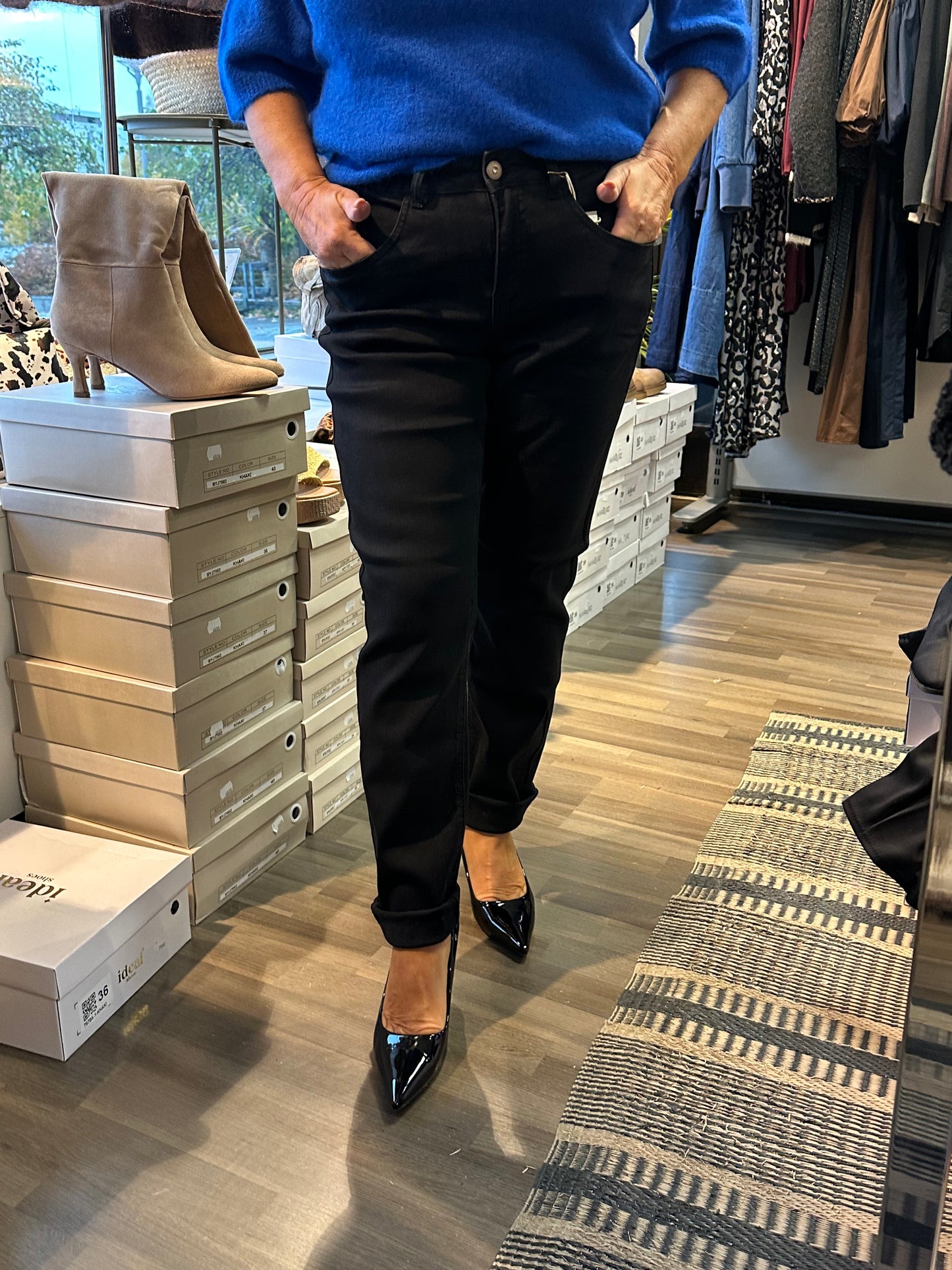 Kapealahkeiset farkut musta pesu