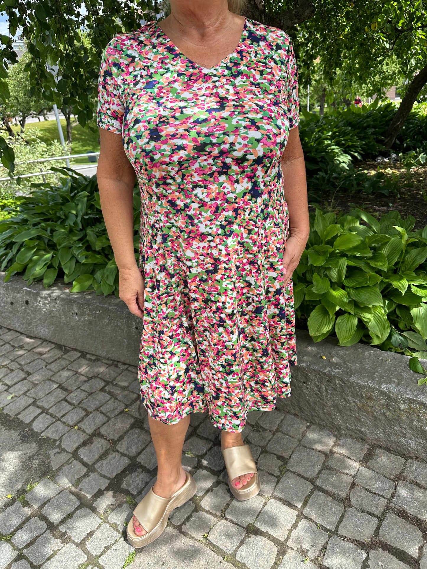 Plussize kellohelmainen mekko (sininen, beessi ja kukallinen)
