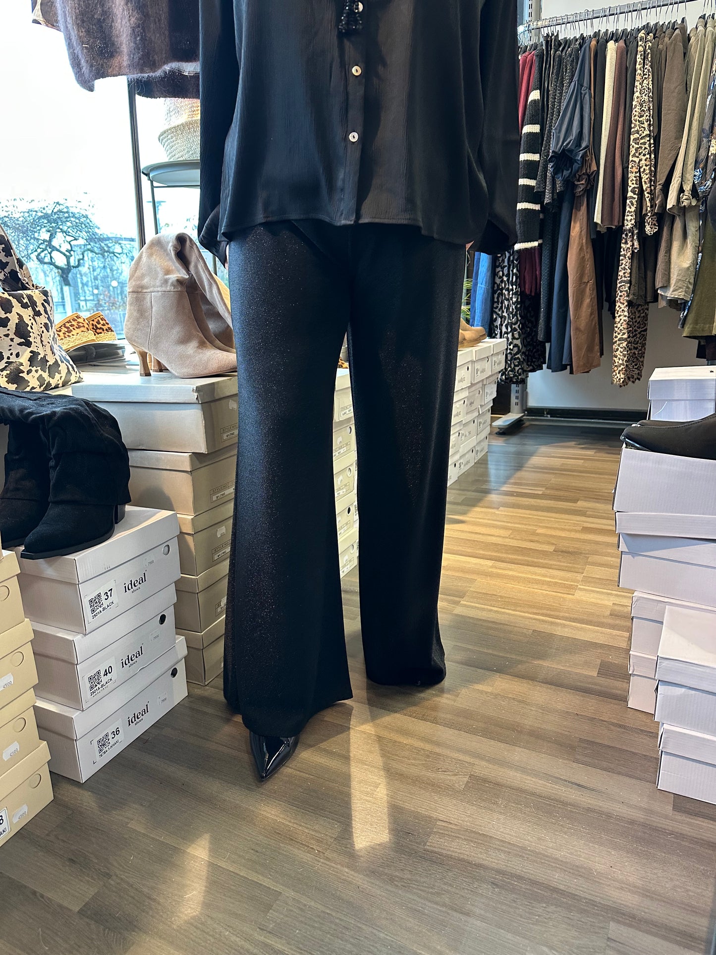 Leveälahkeiset kiiltävät lurex housut musta