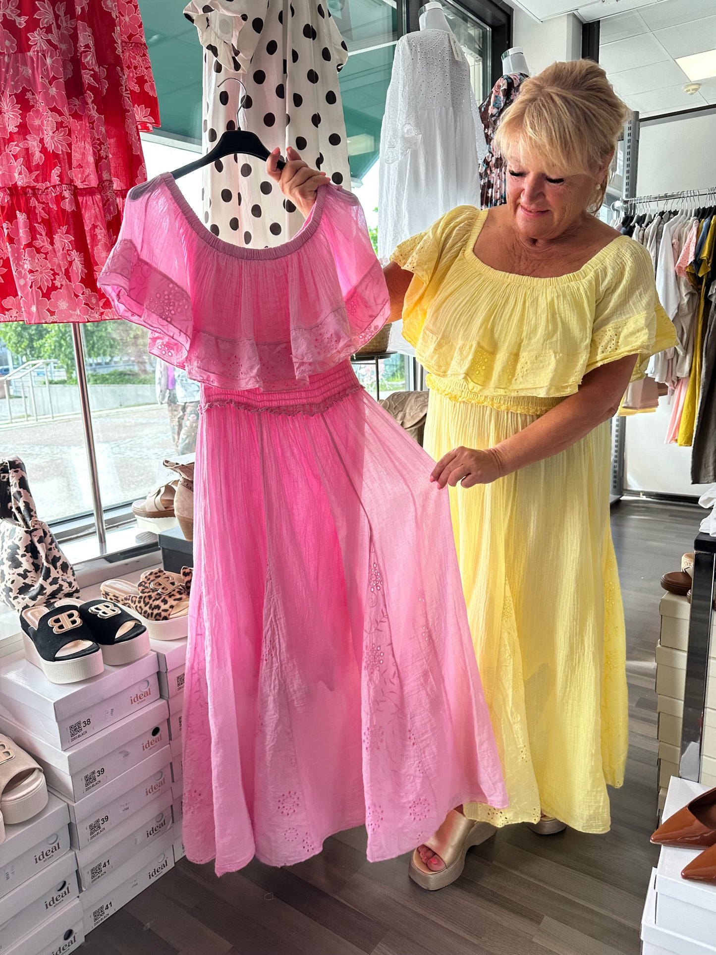 Röyhelömekko brodeerauksilla 36-42 (pinkki ja keltainen)