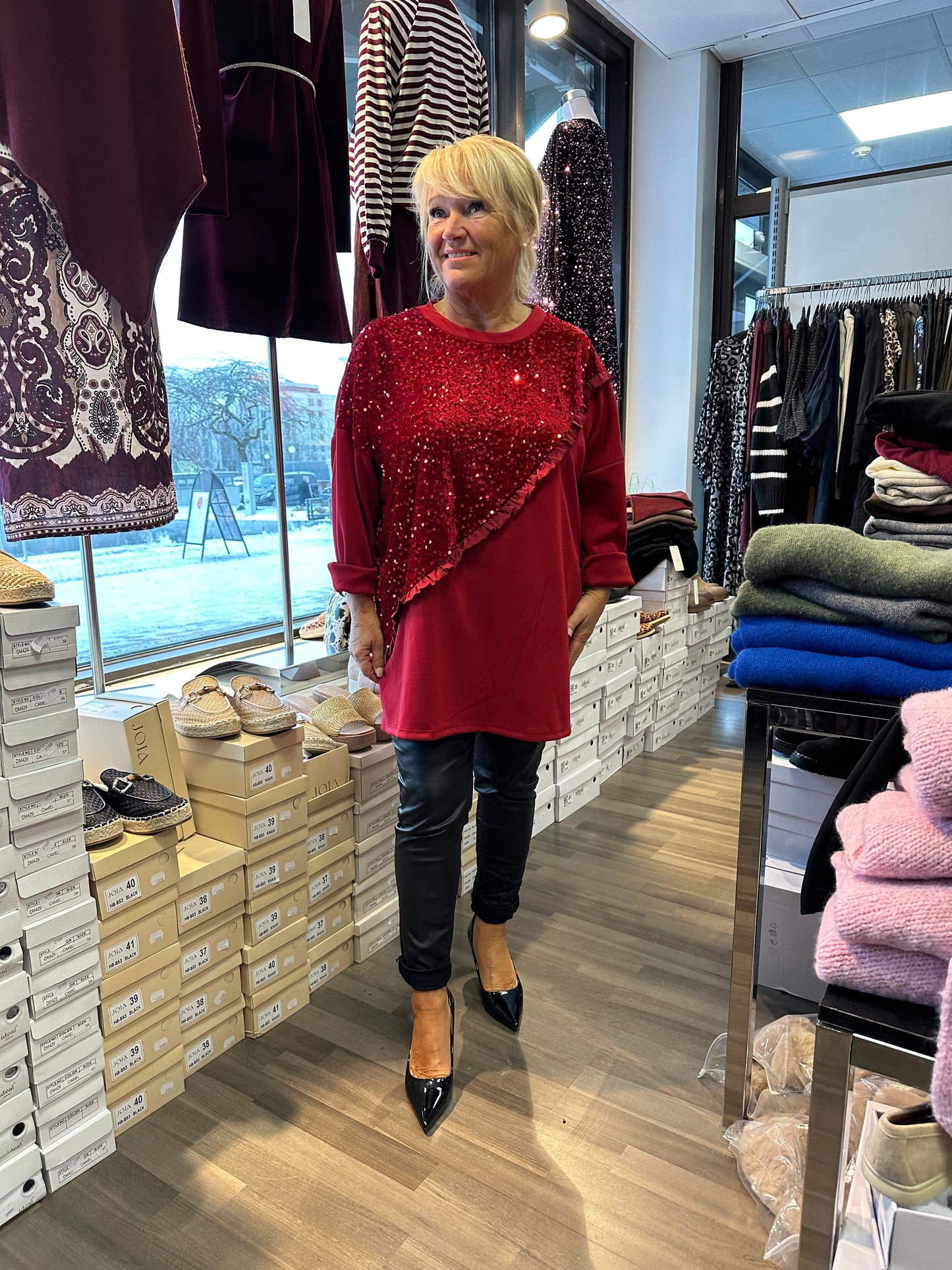 Plussize paljettipusero punainen