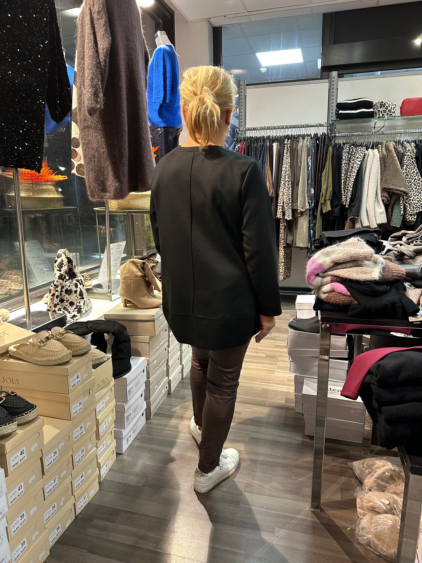 A-linjainen college pusero musta