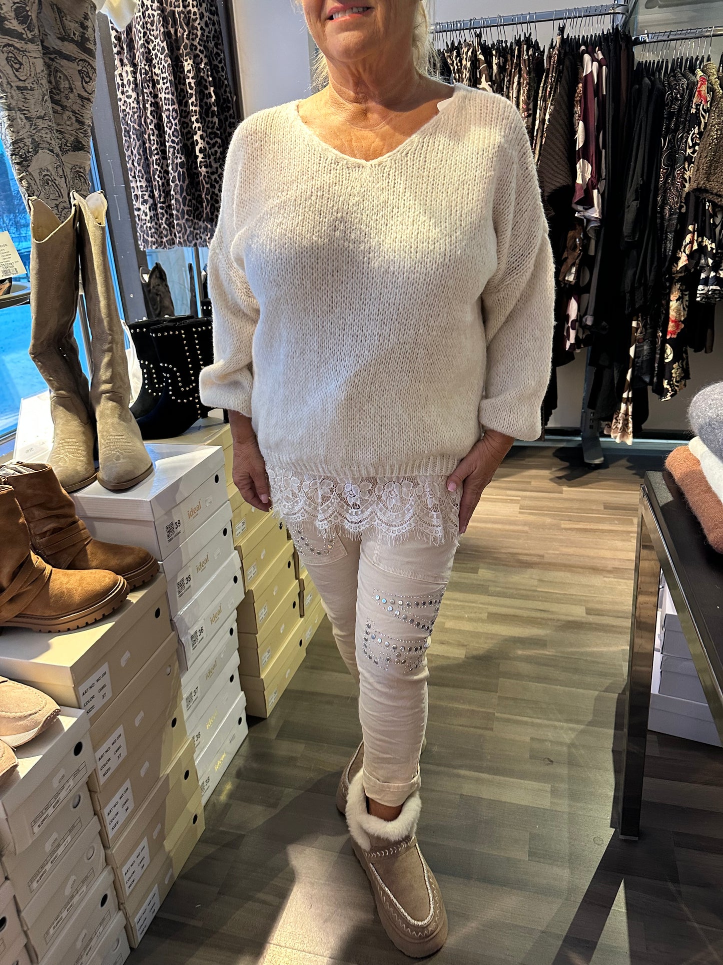 Pitsihelmainen neule vaalea beessi