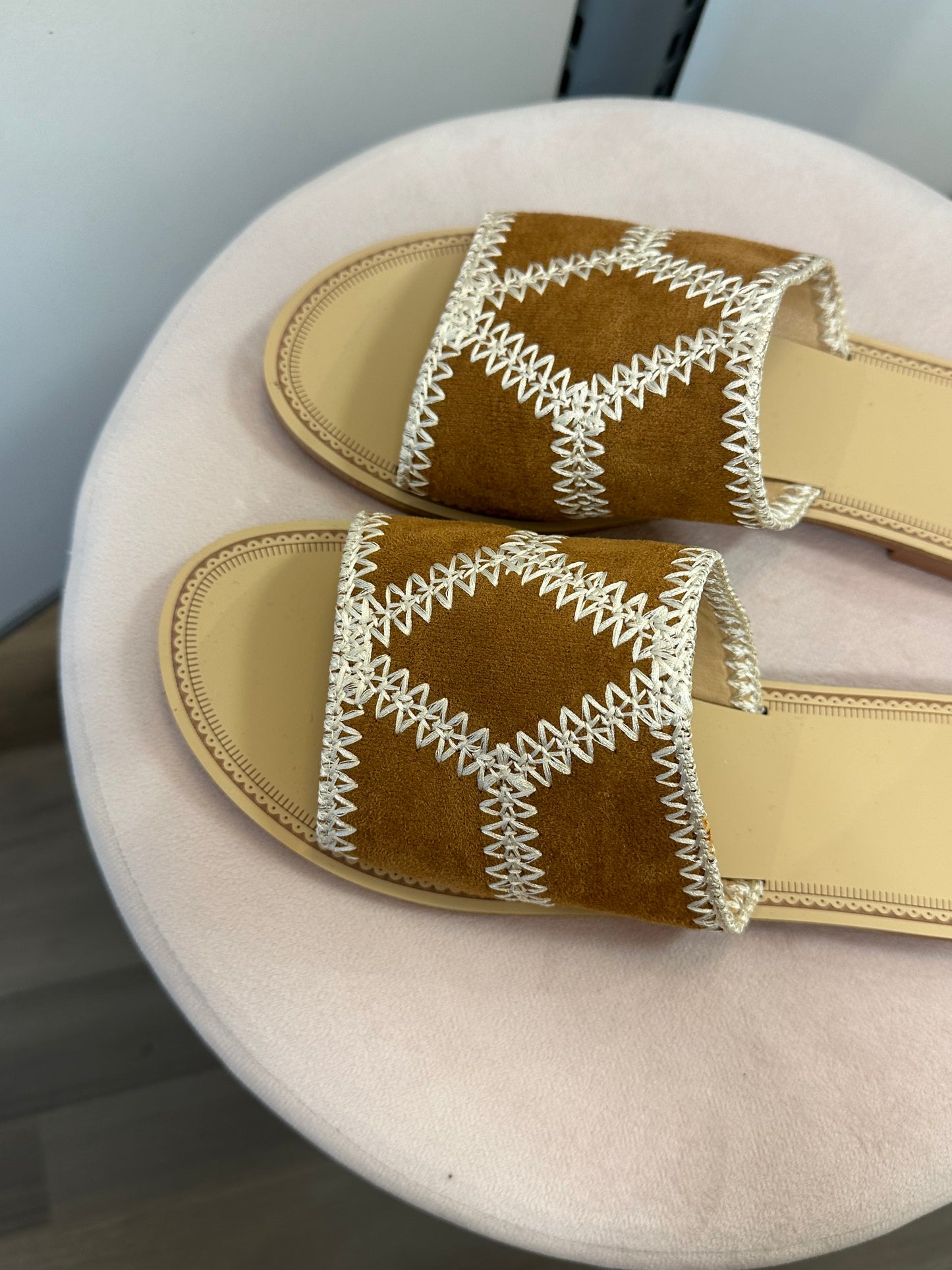 Sandaalit keinomokalla