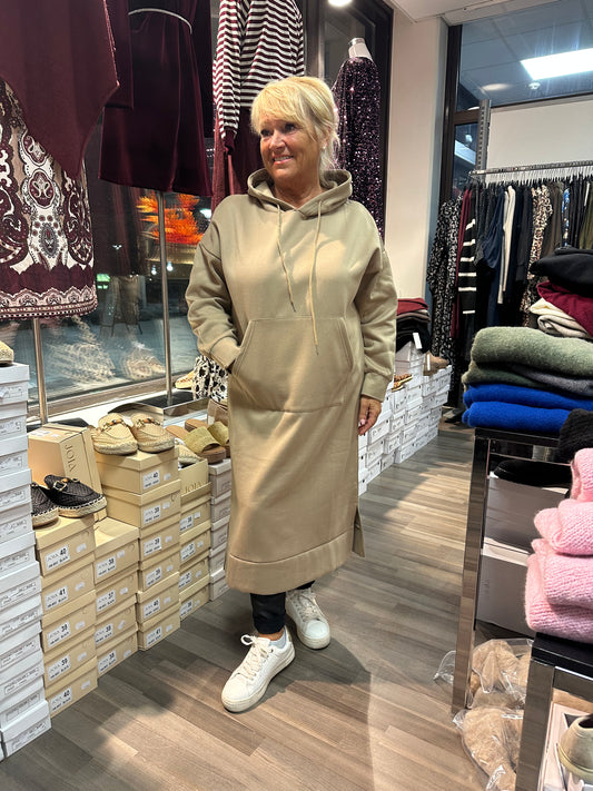 Pitkä hupparimekko kameli