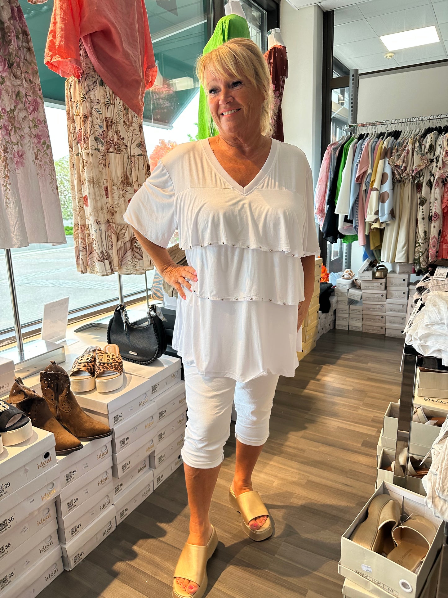 Plussize joustava tunika niittikoristeilla (musta, valkoinen, beessi)