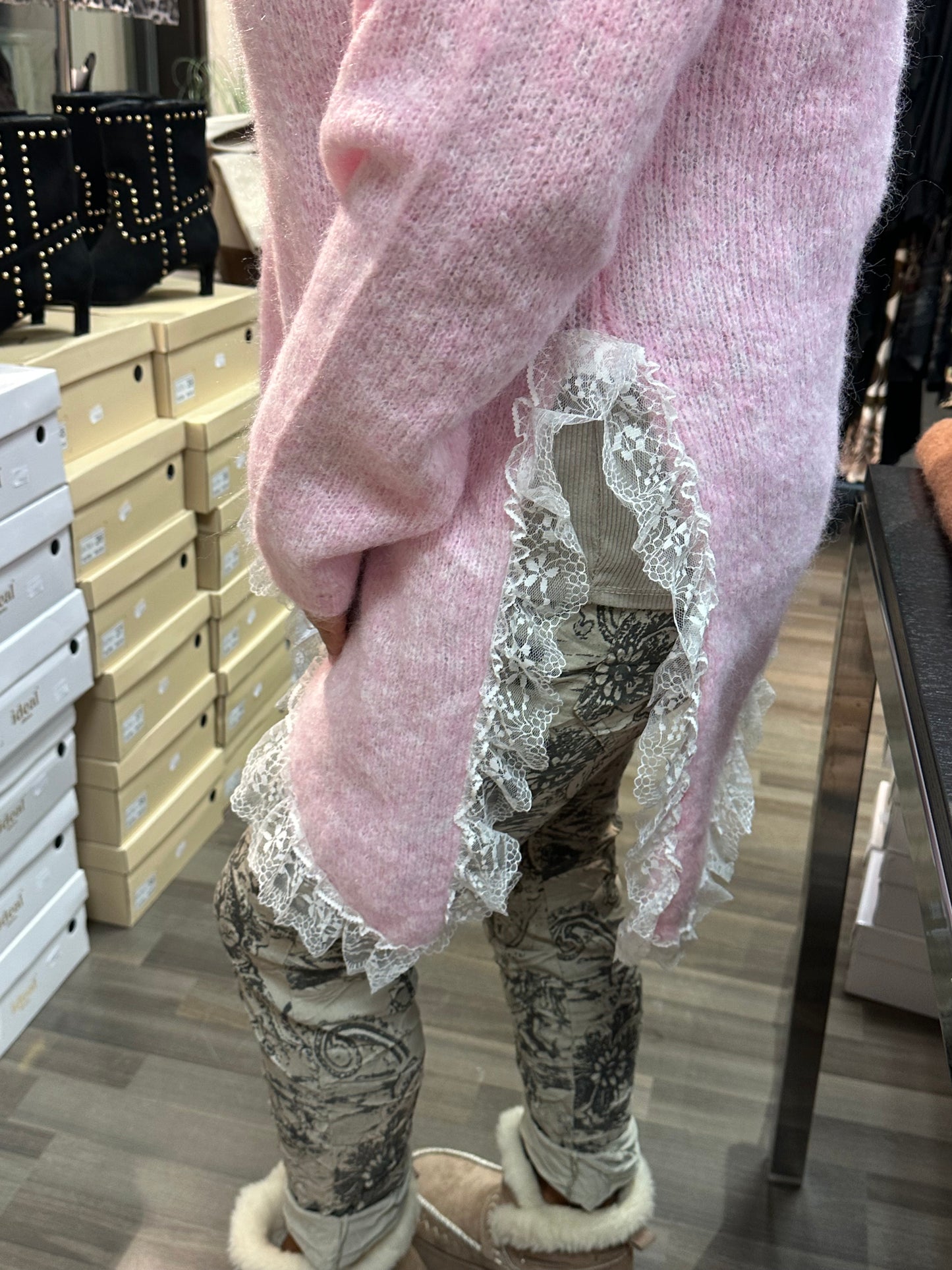 Neulepusero epäsymmetrisellä pitsihelmalla roosa