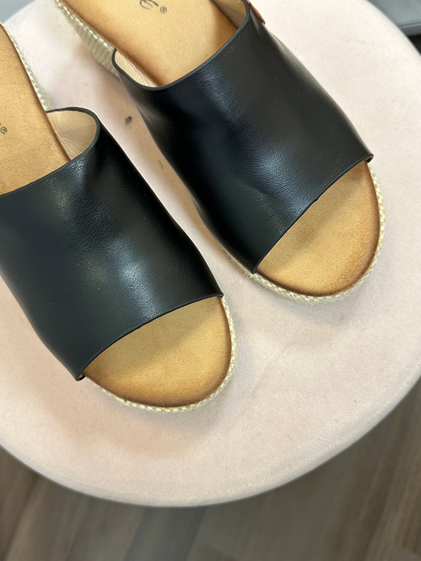 Kiilakorkoiset sandaalit