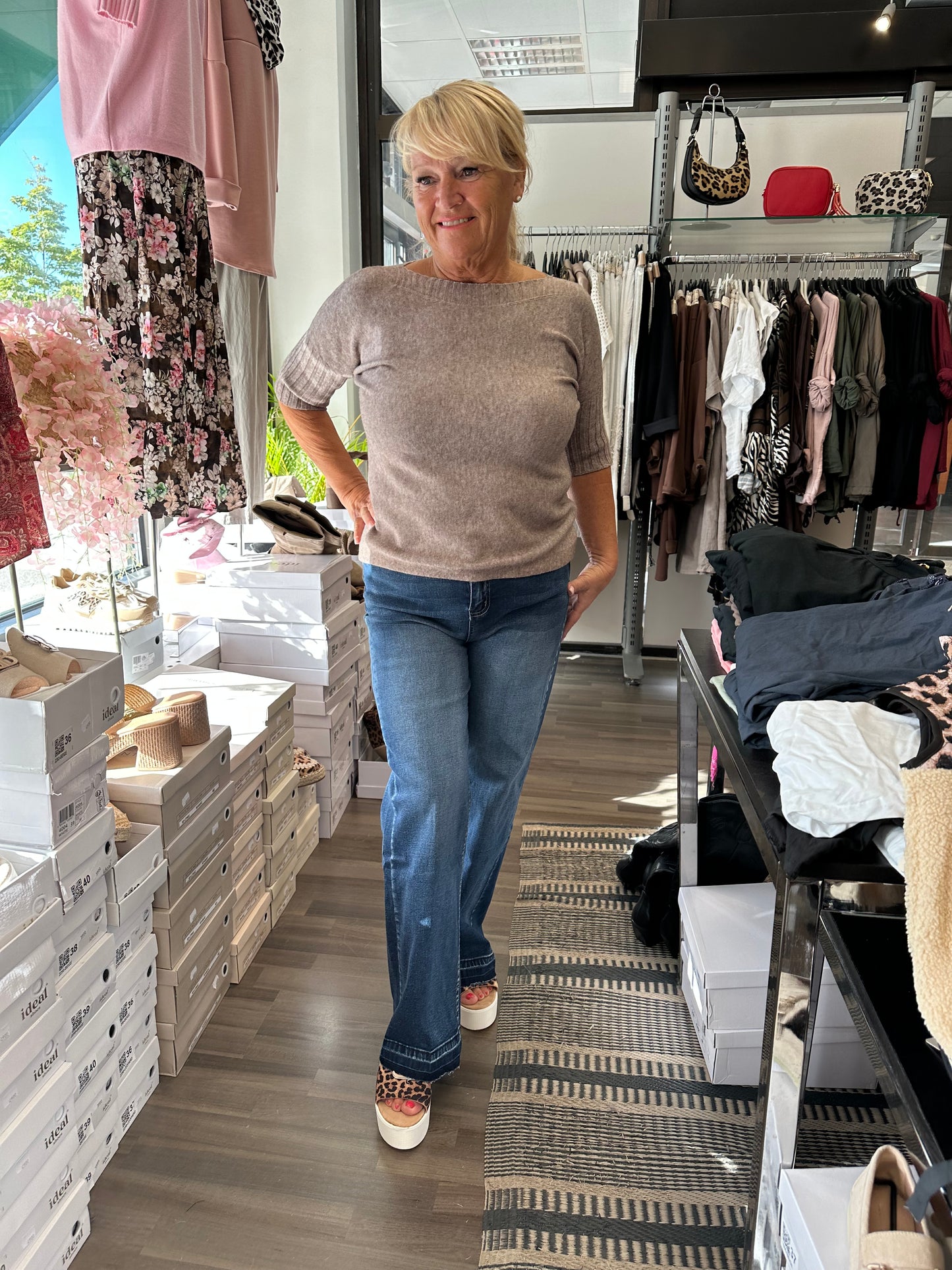 Leveälahkeinen farkku rispatuilla lahkeilla