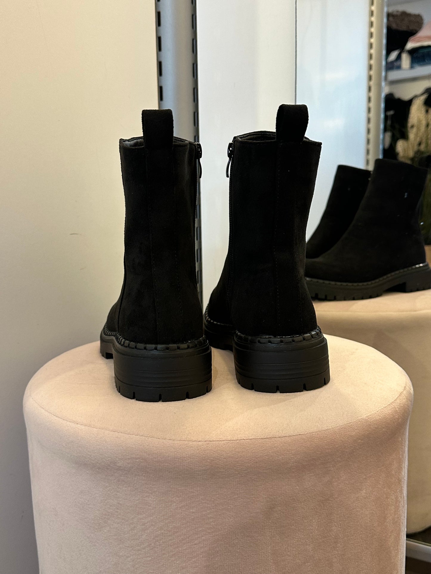 Keinomokkaiset nilkkurit musta