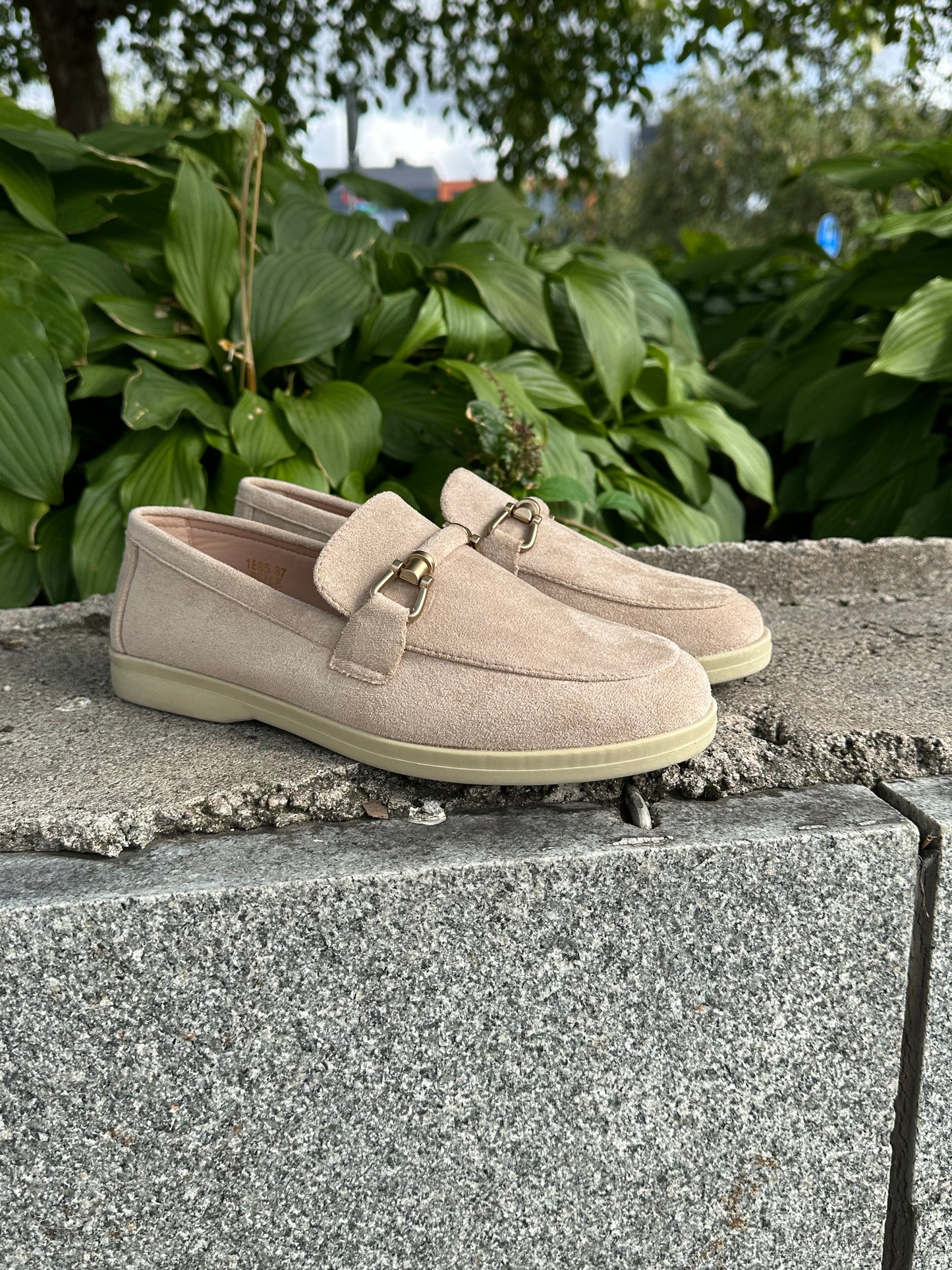 Keinomokkaiset loaferit