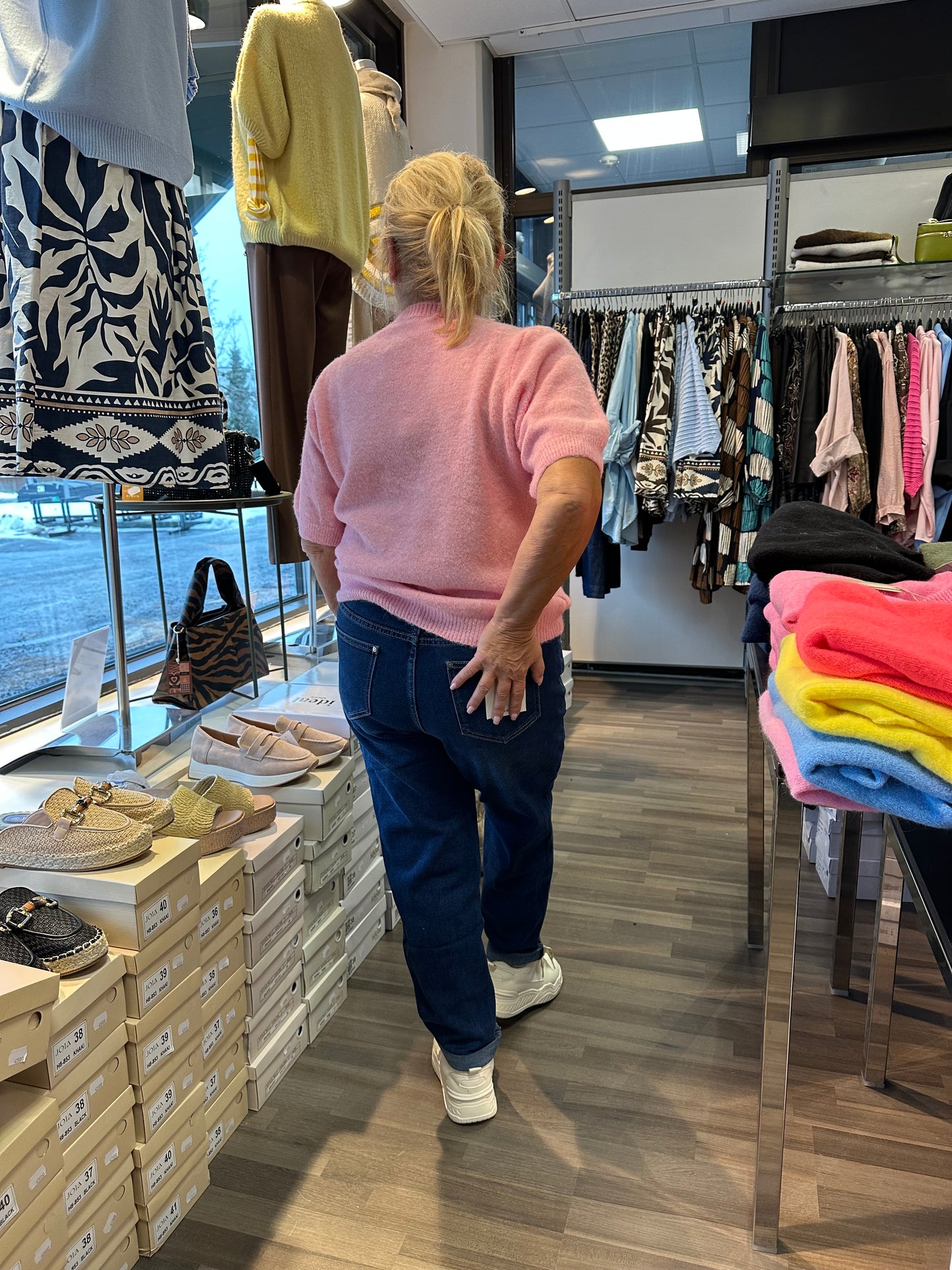 Mom fit -farkku keskitummalla pesulla