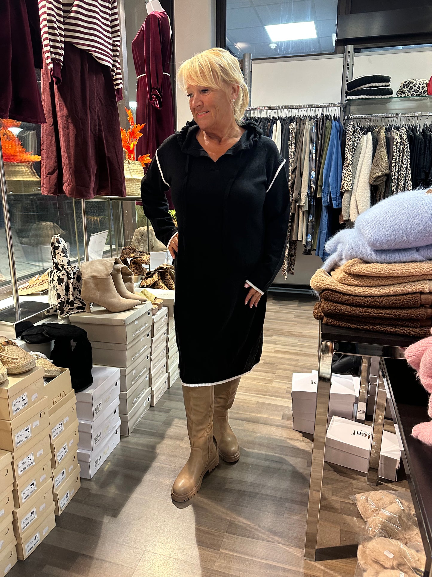 Neulehuppari mekko musta