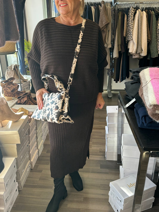 Neulemekko ja pusero ruskea