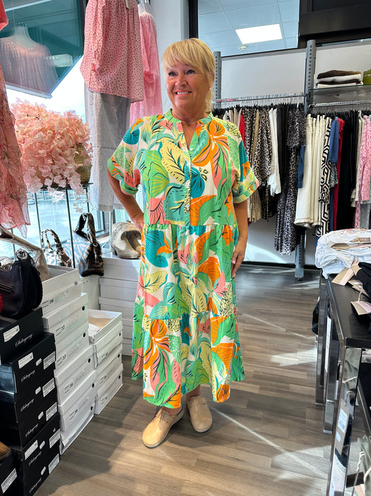 Plussize värikäs mekko vihreä