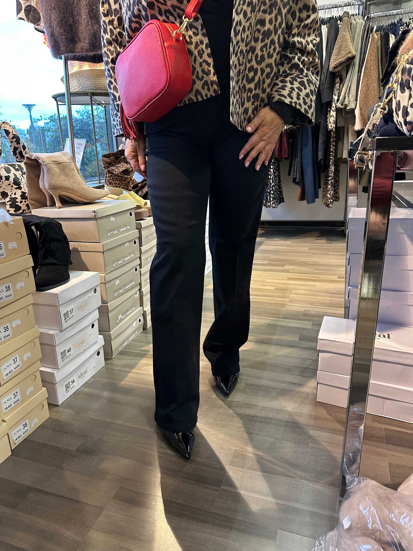 Leveälahkeinen farkku Laura