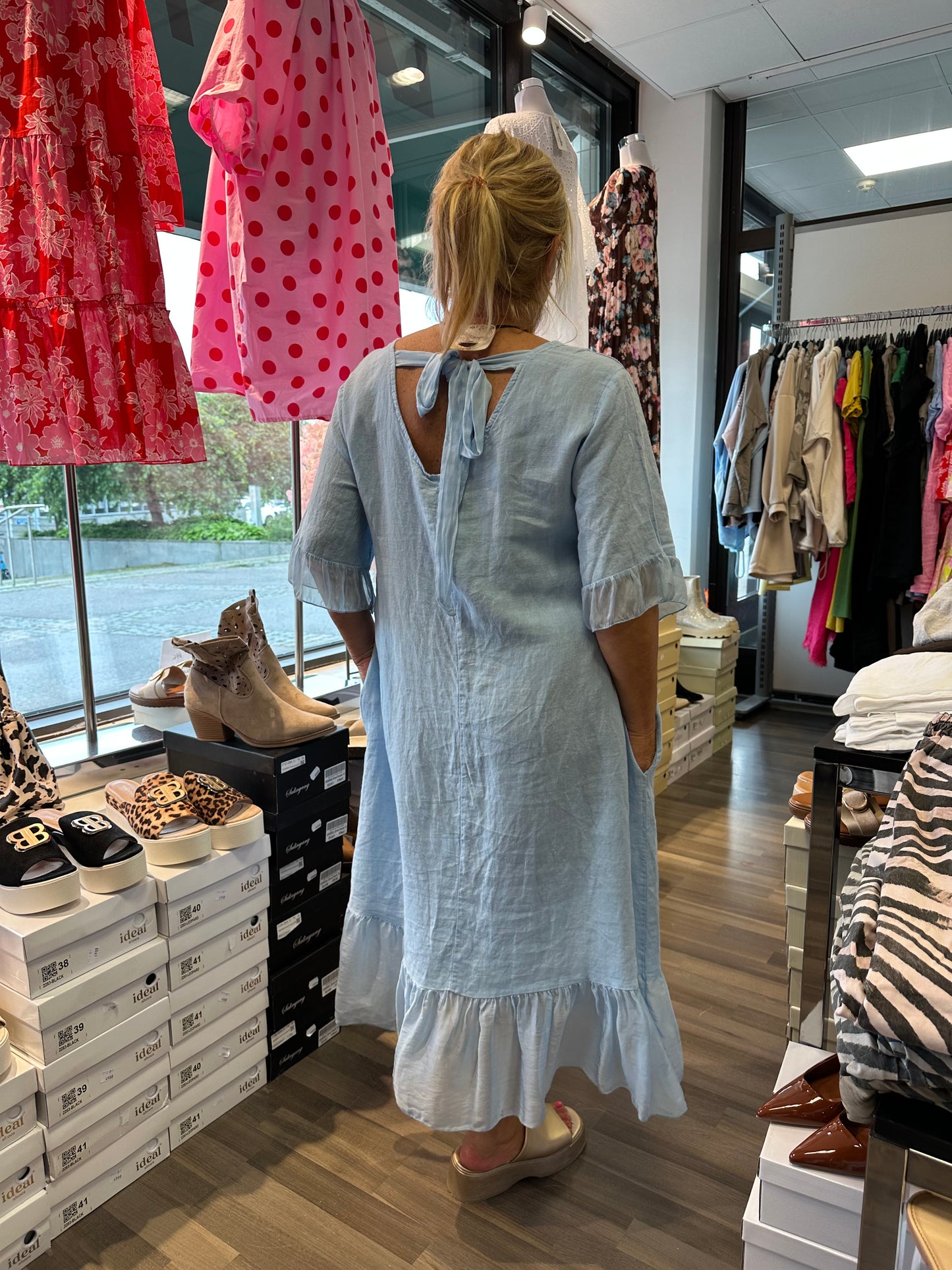 Puuvillamekko rusetilla ja frilloilla (4 väriä)