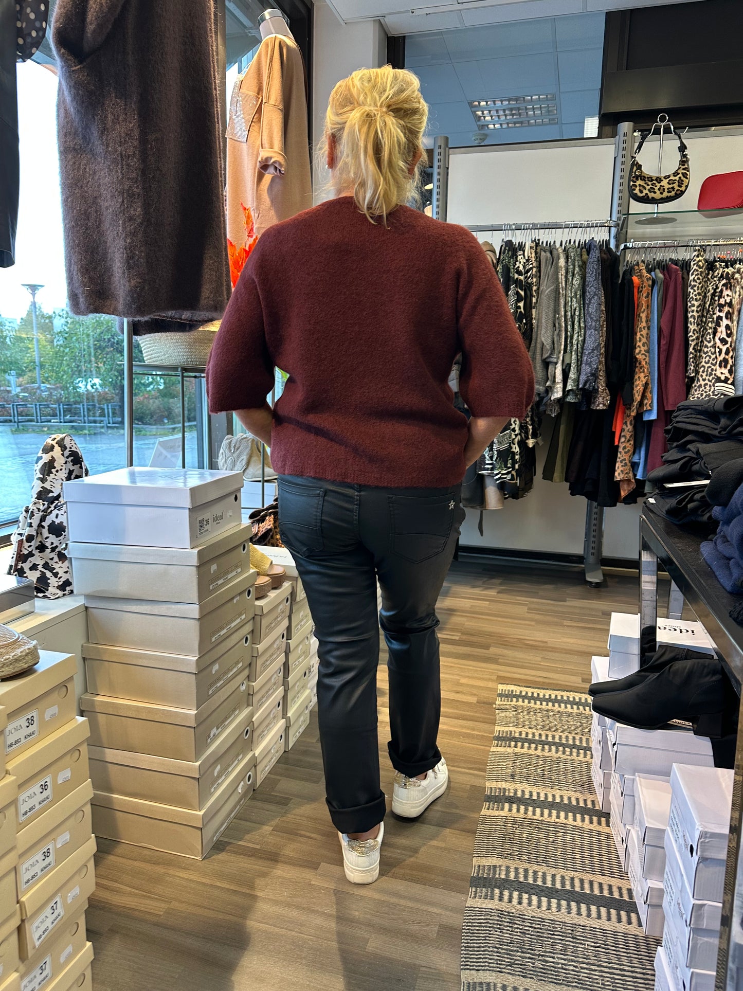 Keinonahkahousut musta