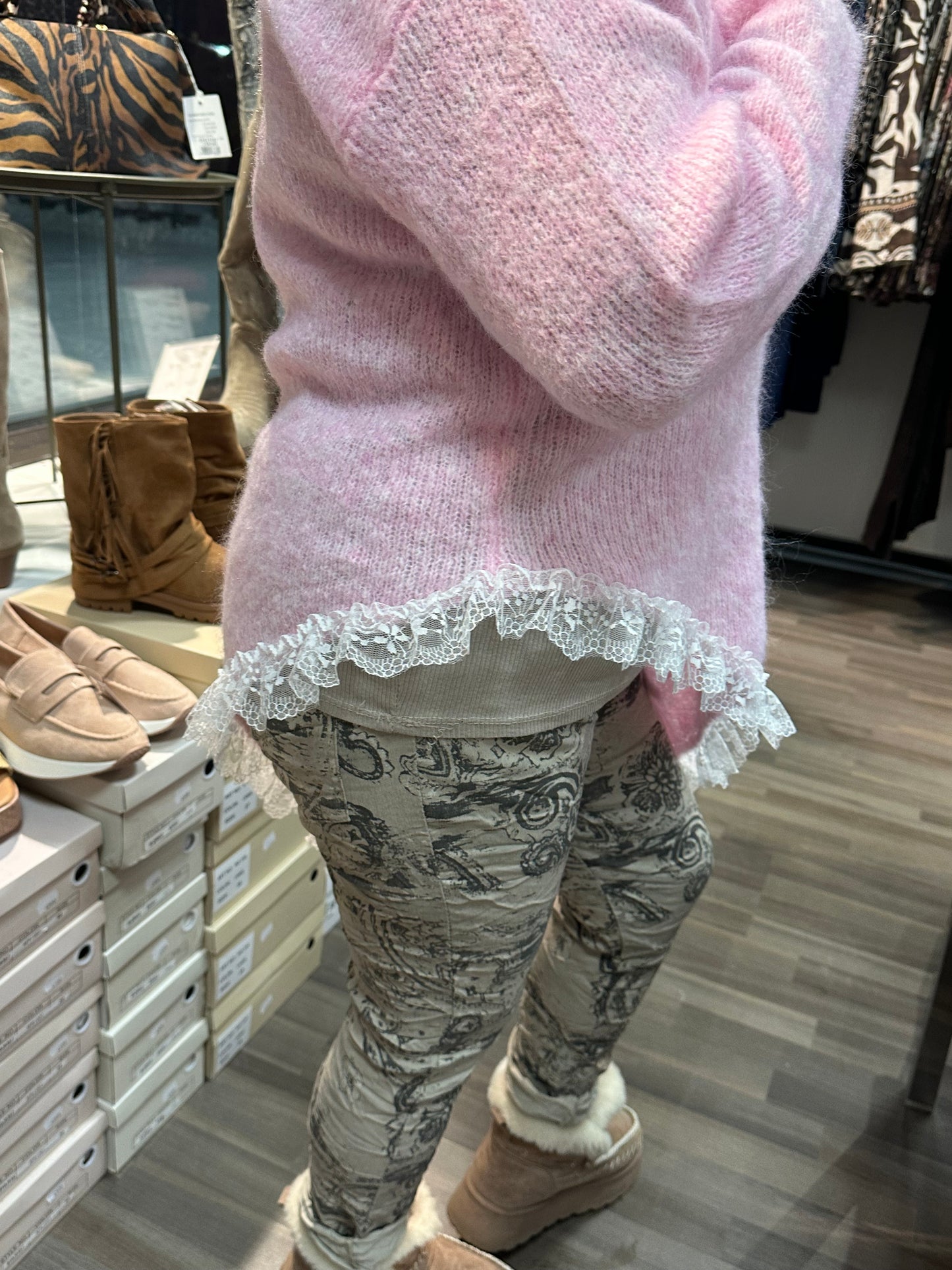 Neulepusero epäsymmetrisellä pitsihelmalla roosa