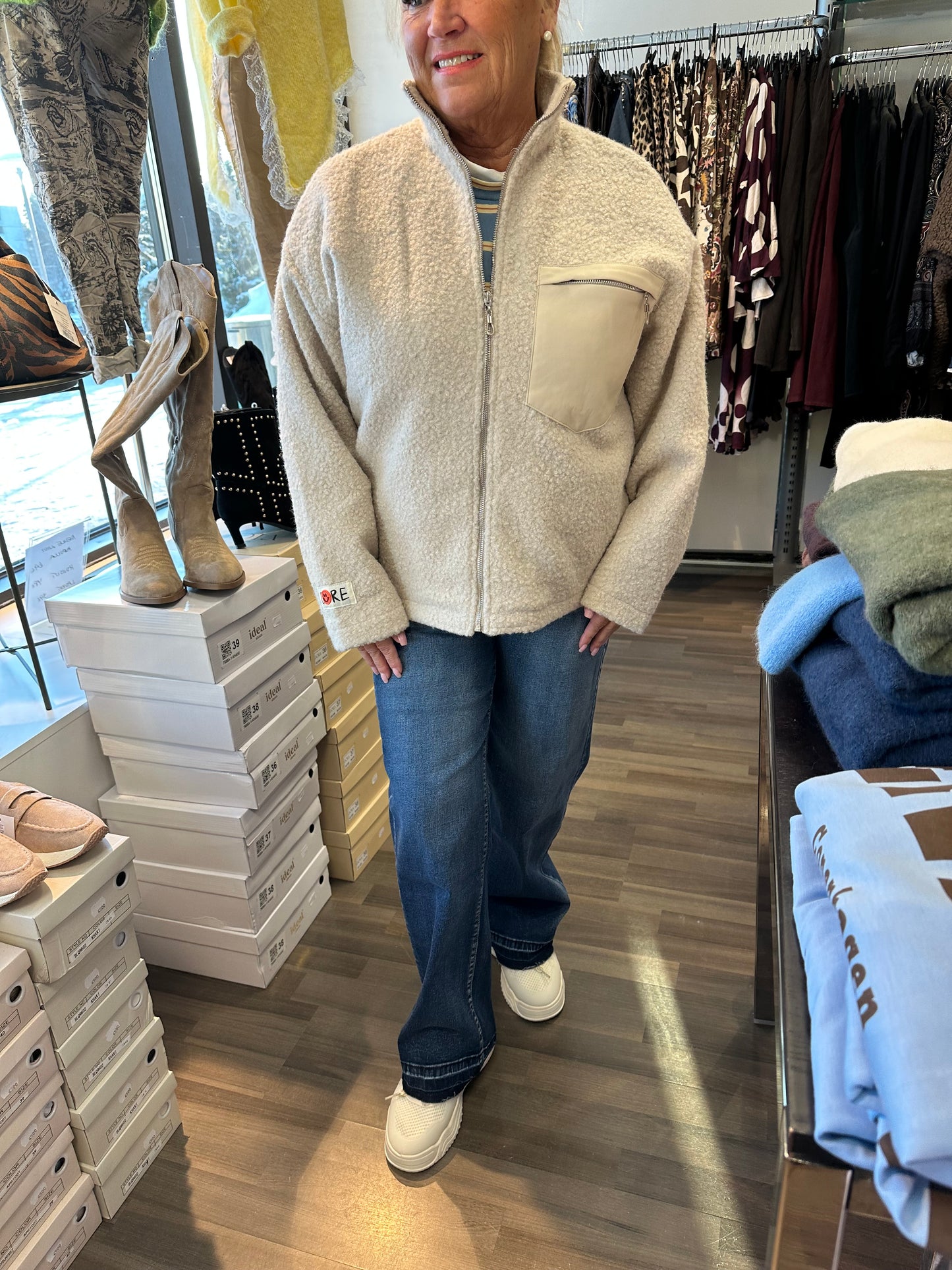 Lyhyt vetoketjullinen teddytakki