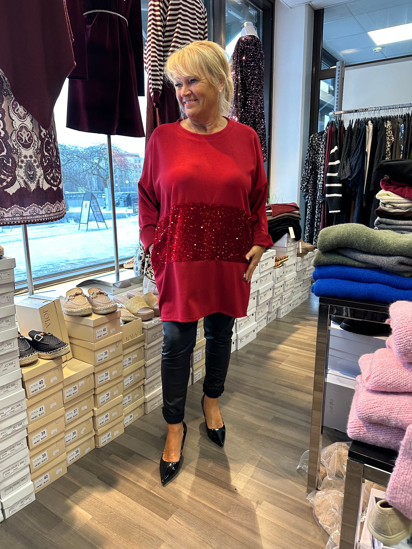 Plussize college tunika paljeteilla punainen