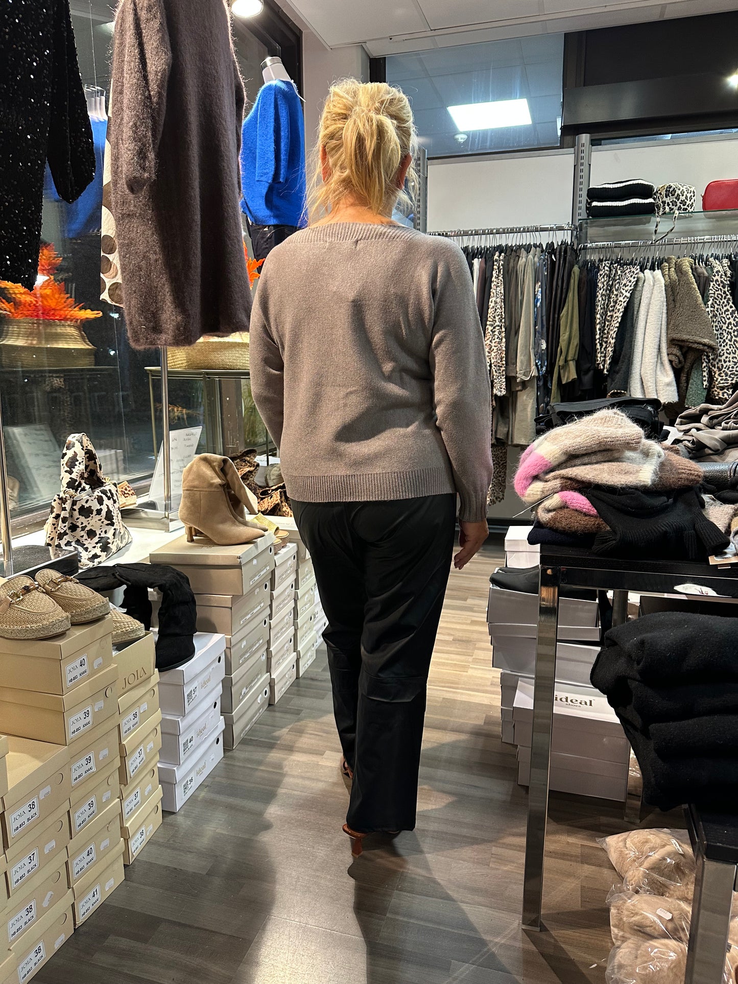 Suoralahkeiset keinonahkahousut musta