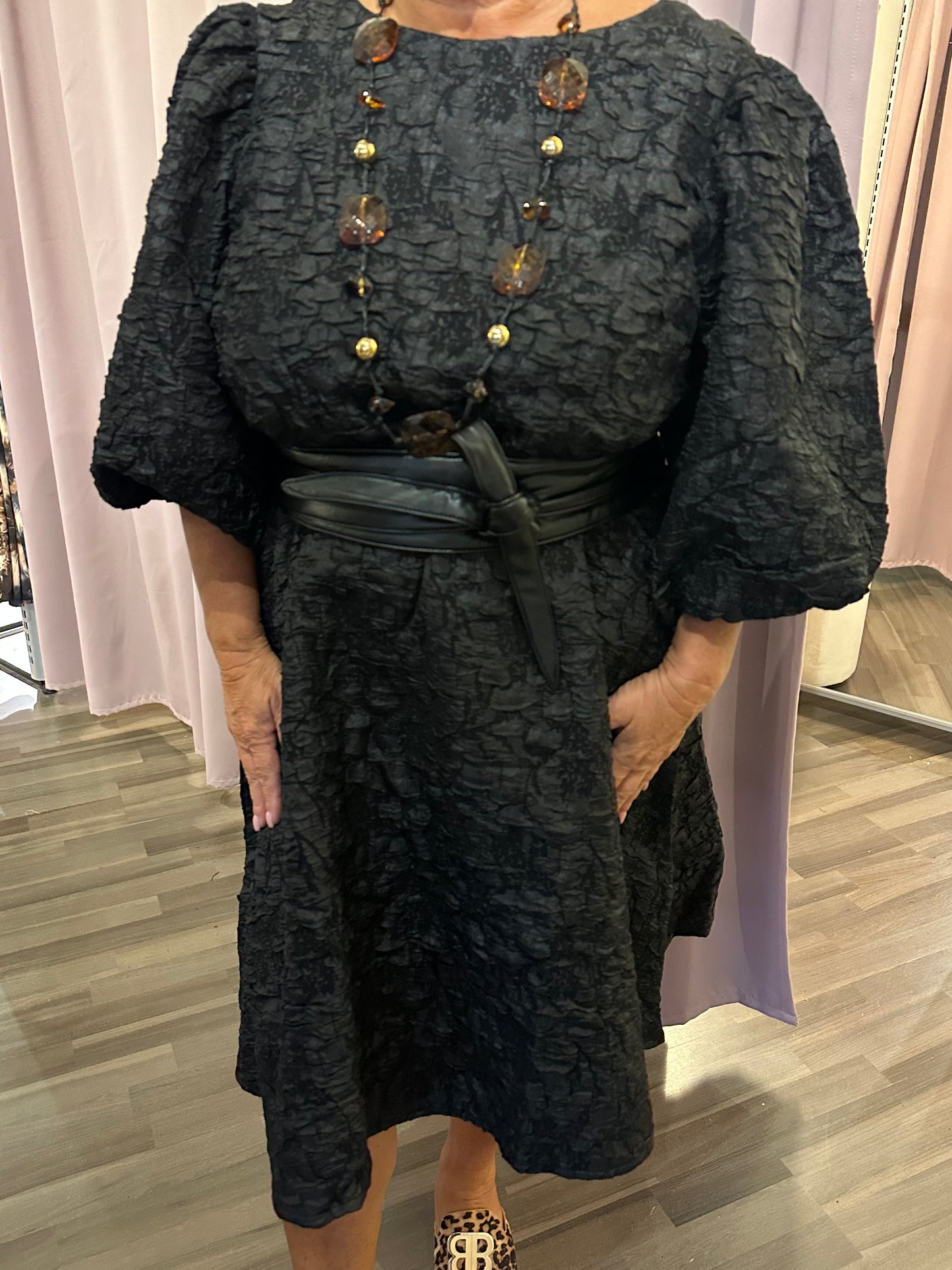 Kohopintainen mekko Belora