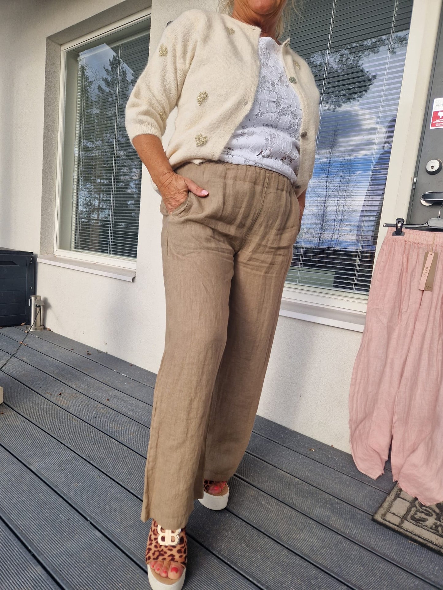 Leveälahkeinen pellavahousu Coloniale