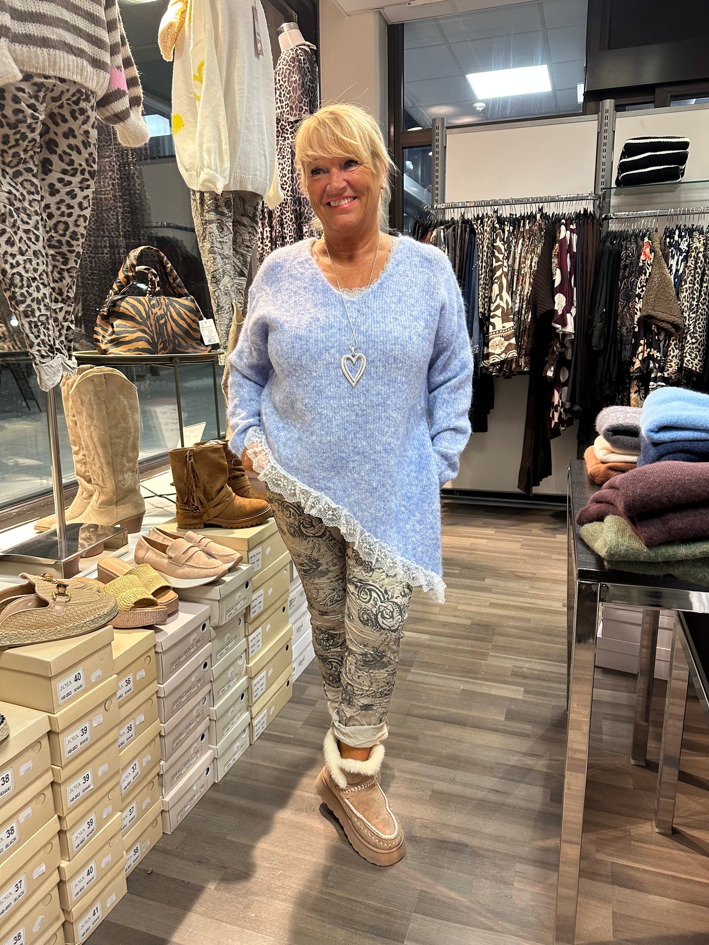 Neulepusero epäsymmetrisellä pitsihelmalla sininen