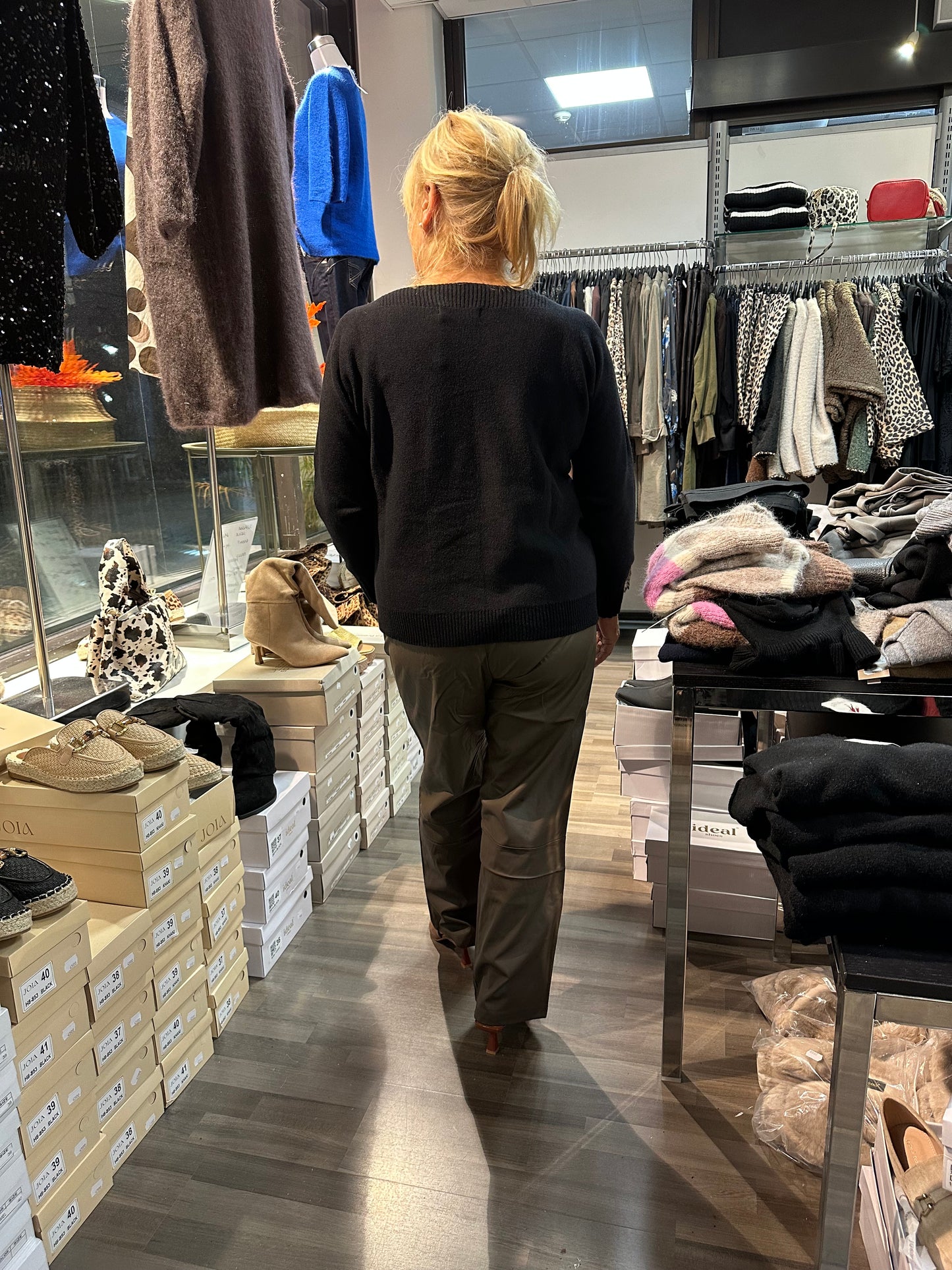 Neulepusero venepääntiellä musta