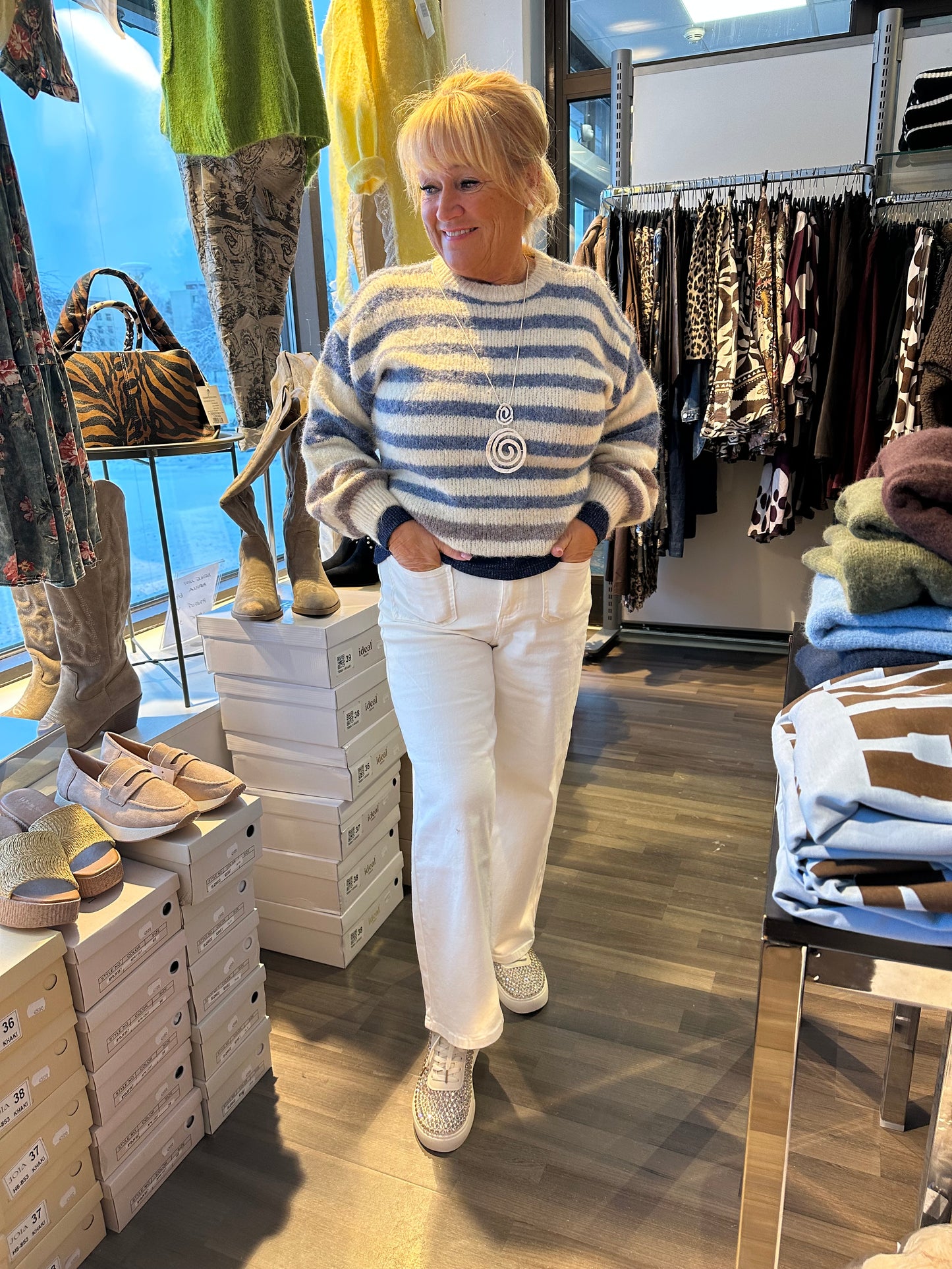 Nilkkapituiset leveälahkeiset farkut valkoinen