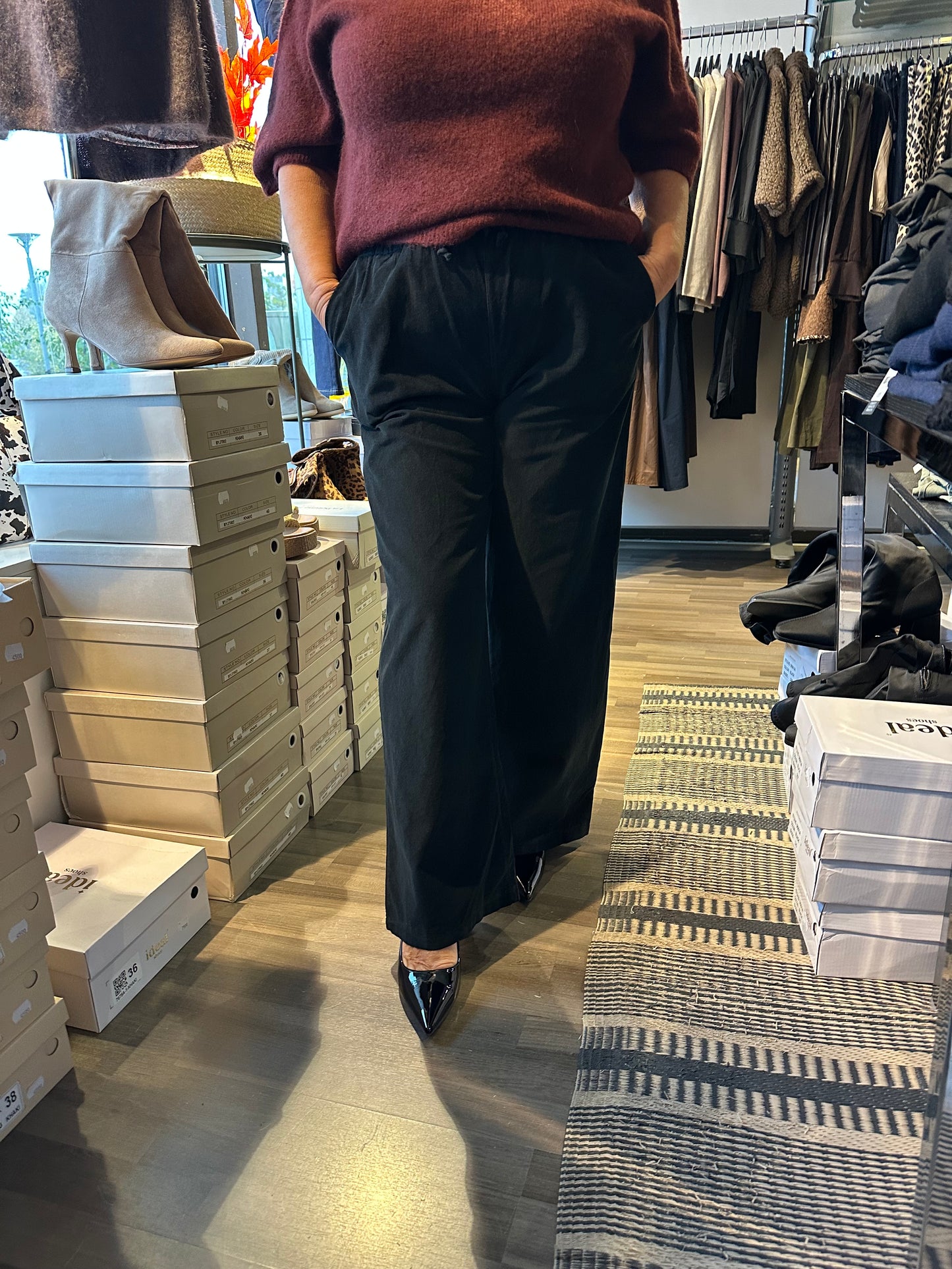 Leveälahkeiset samettihousut musta