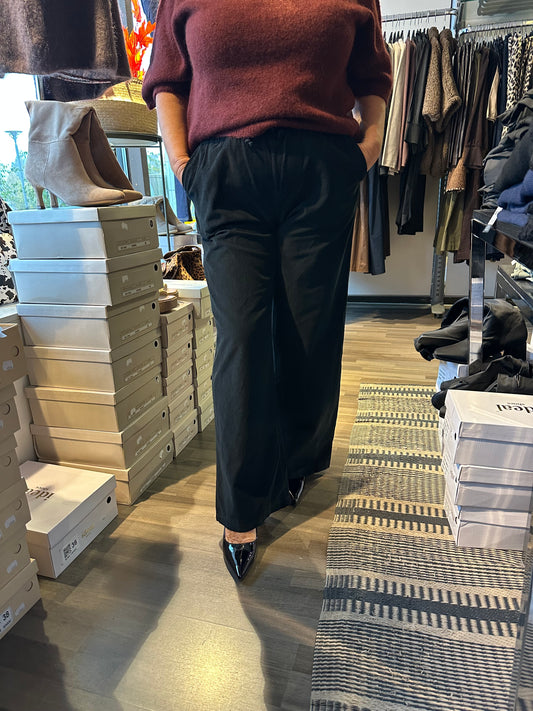 Leveälahkeiset samettihousut musta