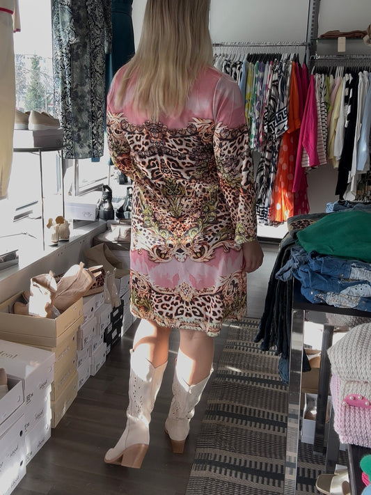 Kuviollinen mekko strasseilla