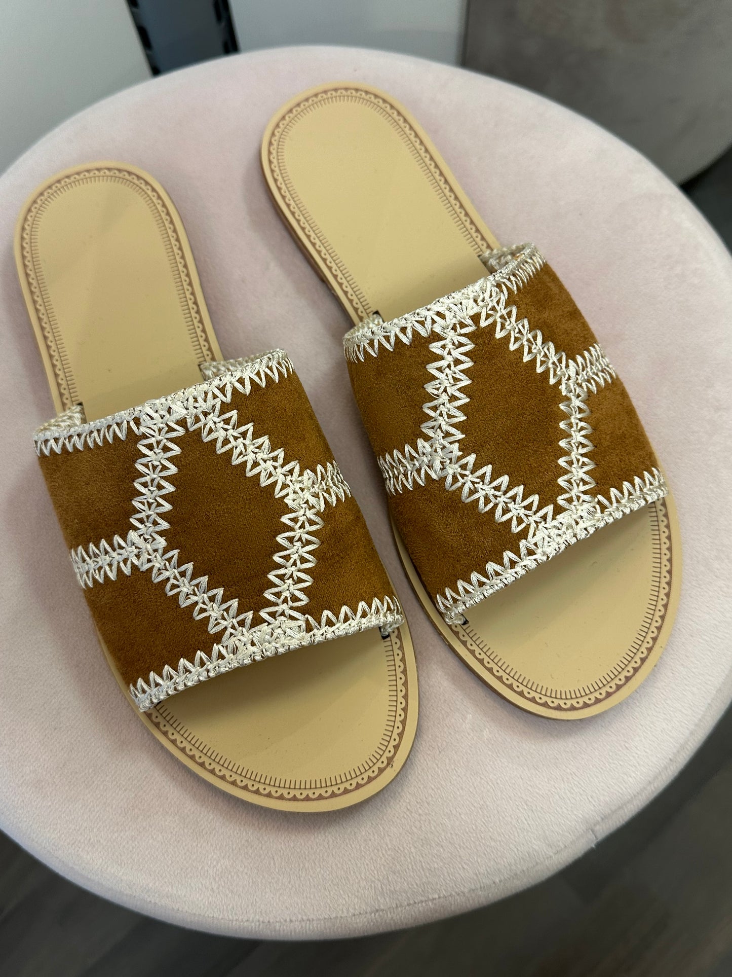 Sandaalit keinomokalla