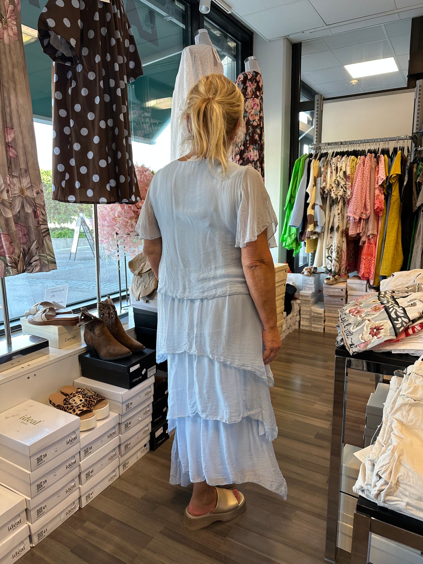 Kerroksellinen silkkimekko vaaleansininen