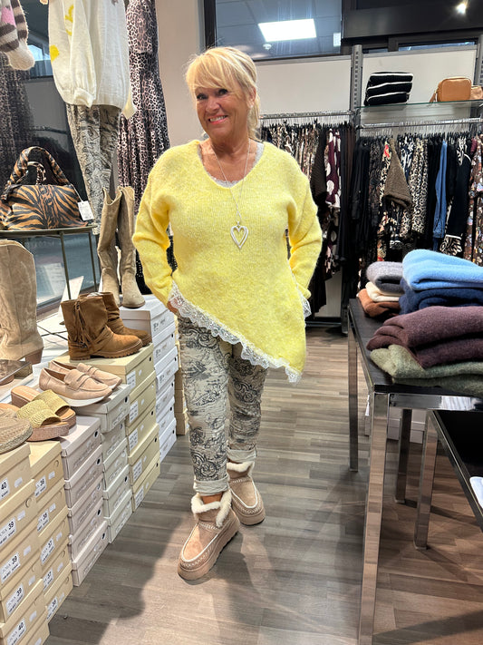 Neulepusero epäsymmetrisellä pitsihelmalla keltainen