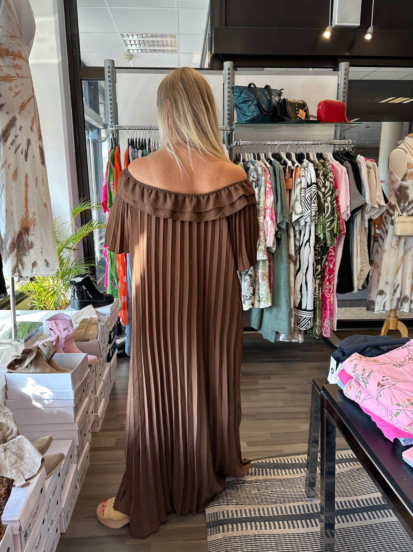 Plussize pliseerattu mekko ruskea