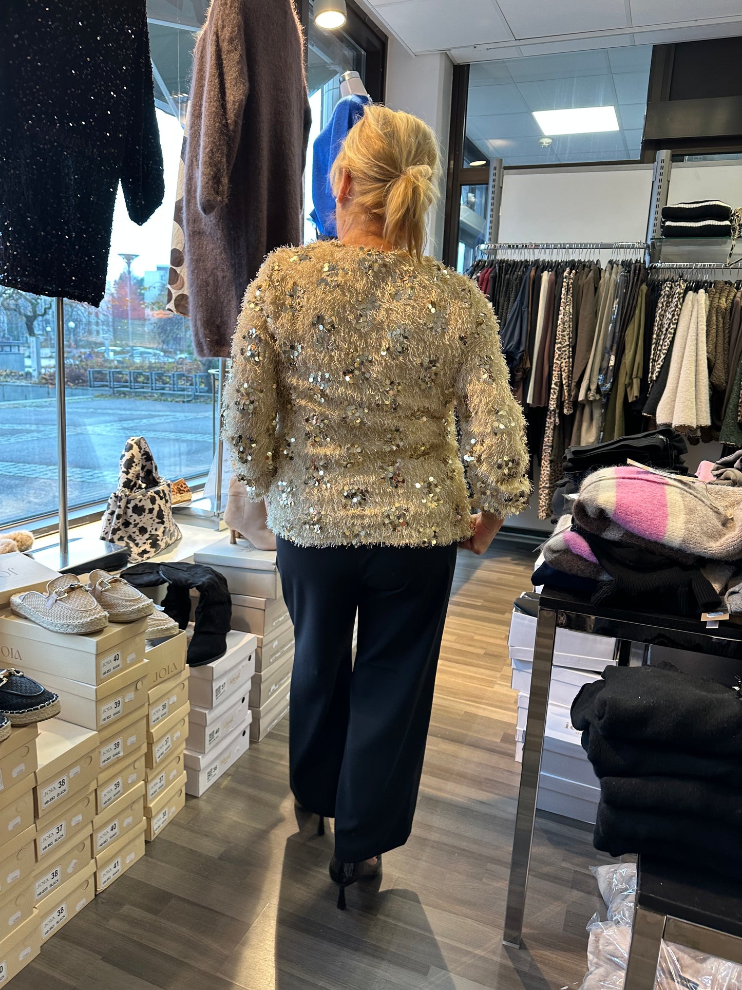 Paljettinen höyhenpusero kulta